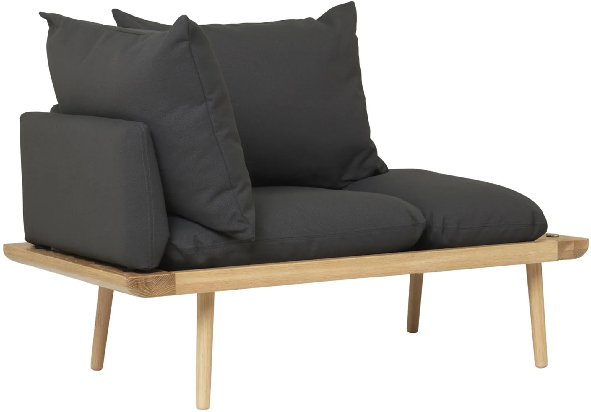 Das Lounge Around 1.5-Sitzer Sofa von Umage bietet nordisches Design mit klaren Linien und multifunktionalem Zubehör.