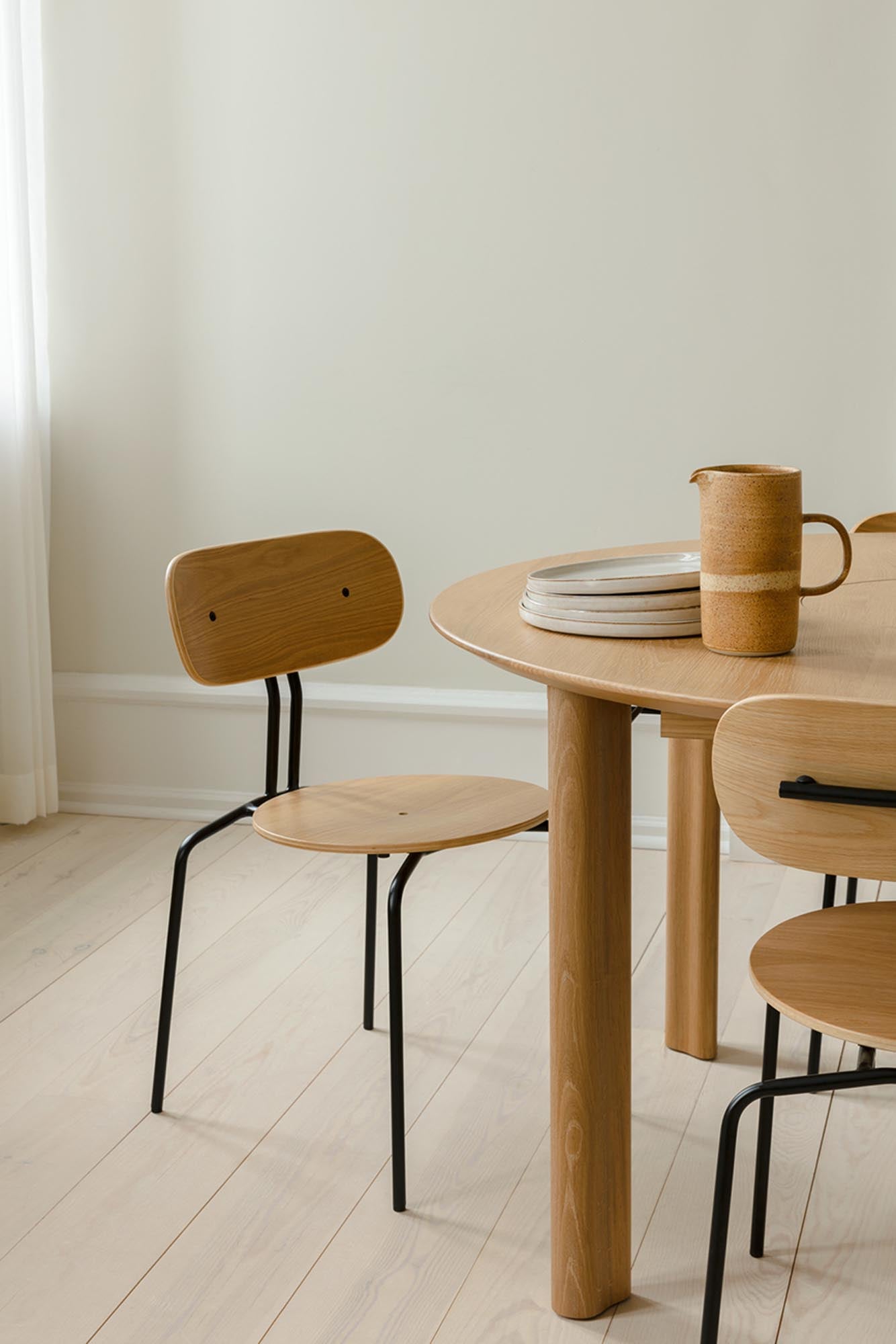 Eleganter Umage Curious Stuhl: Skandinavisches Design in Eiche.