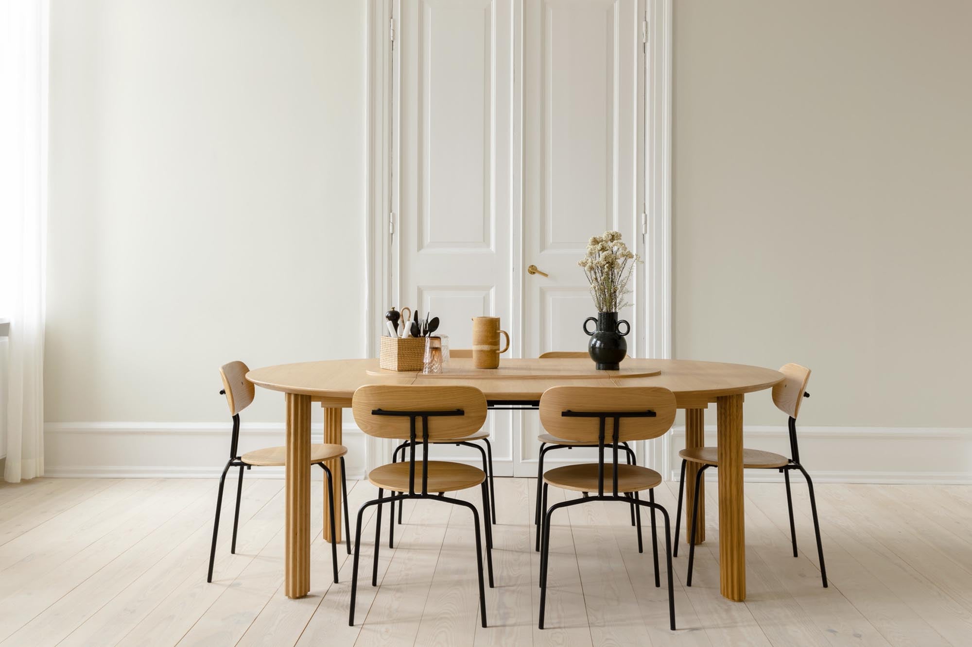 Curious Stuhl von Umage: Stilvolles skandinavisches Eichen-Design.