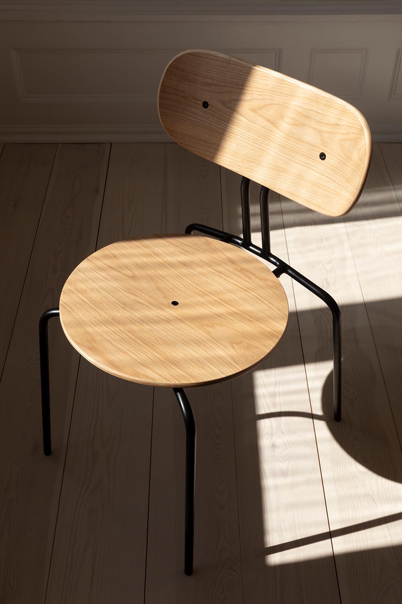 Entdecken Sie den Curious Stuhl von Umage: stapelbar, elegant und vielseitig einsetzbar. Ideal für Esszimmer, Küche und mehr!