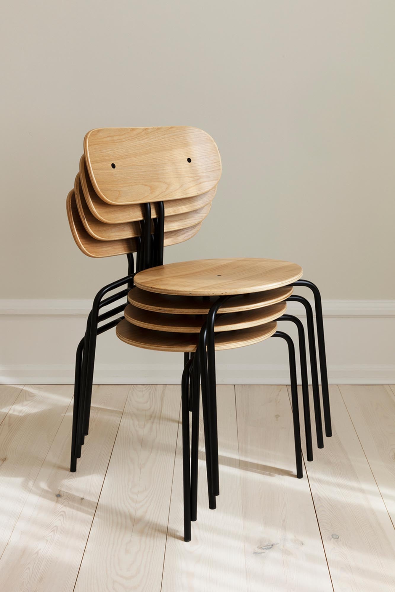 Curious Stuhl von Umage: Minimalistisches Eichen-Design mit Komfort.