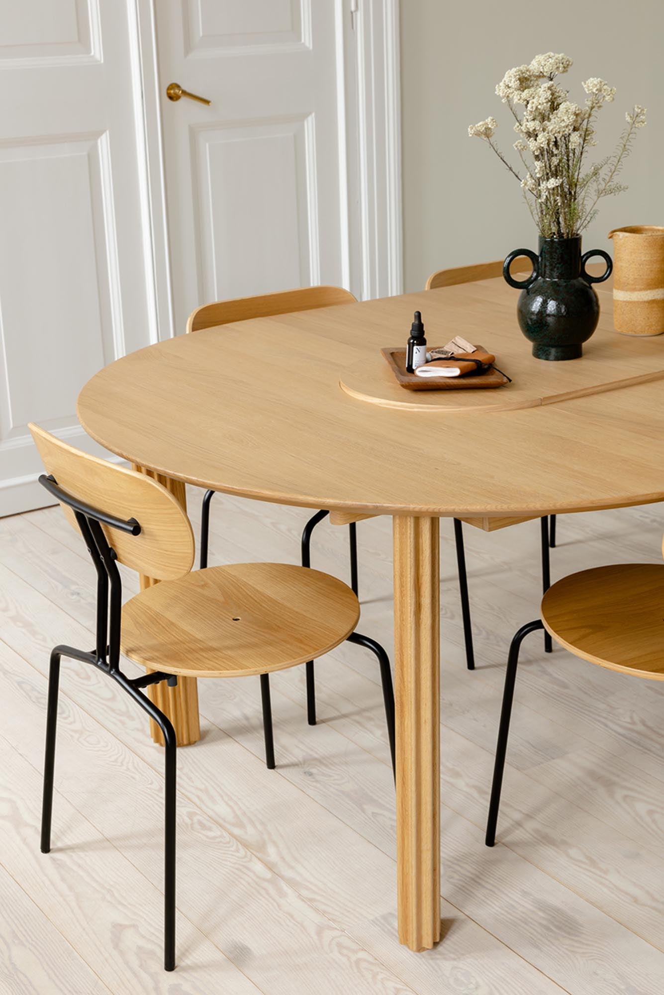 Stilvoller Umage Comfort Circle Tisch, erweiterbar für große Feiern.