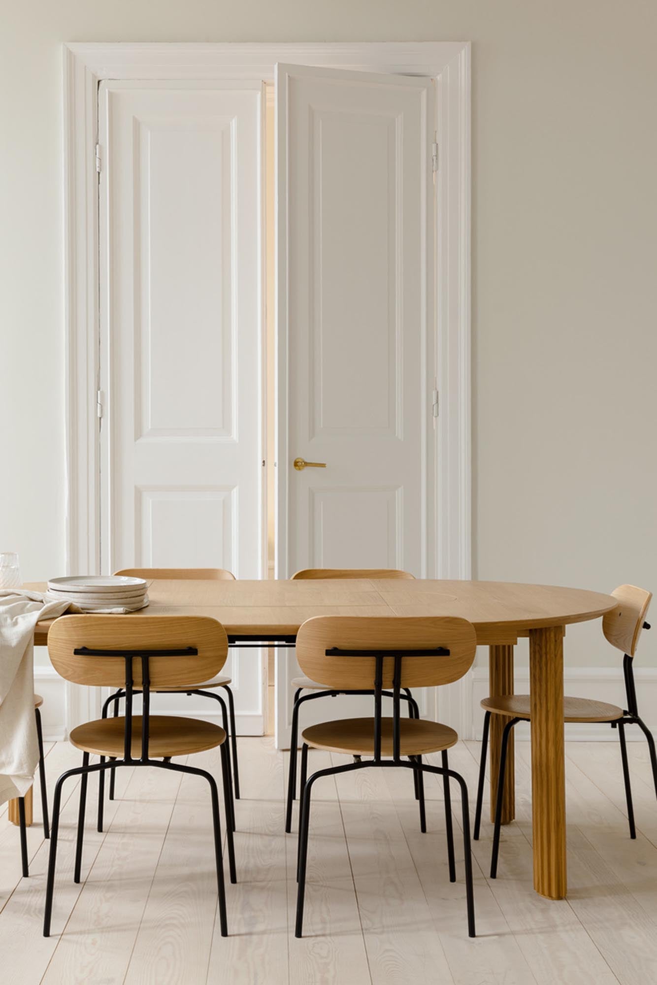 Eleganter Comfort Circle Esstisch von Umage, ausziehbar für gesellige Runden und stilvolle Anlässe. Hochwertige Eiche, skandinavisches Design.