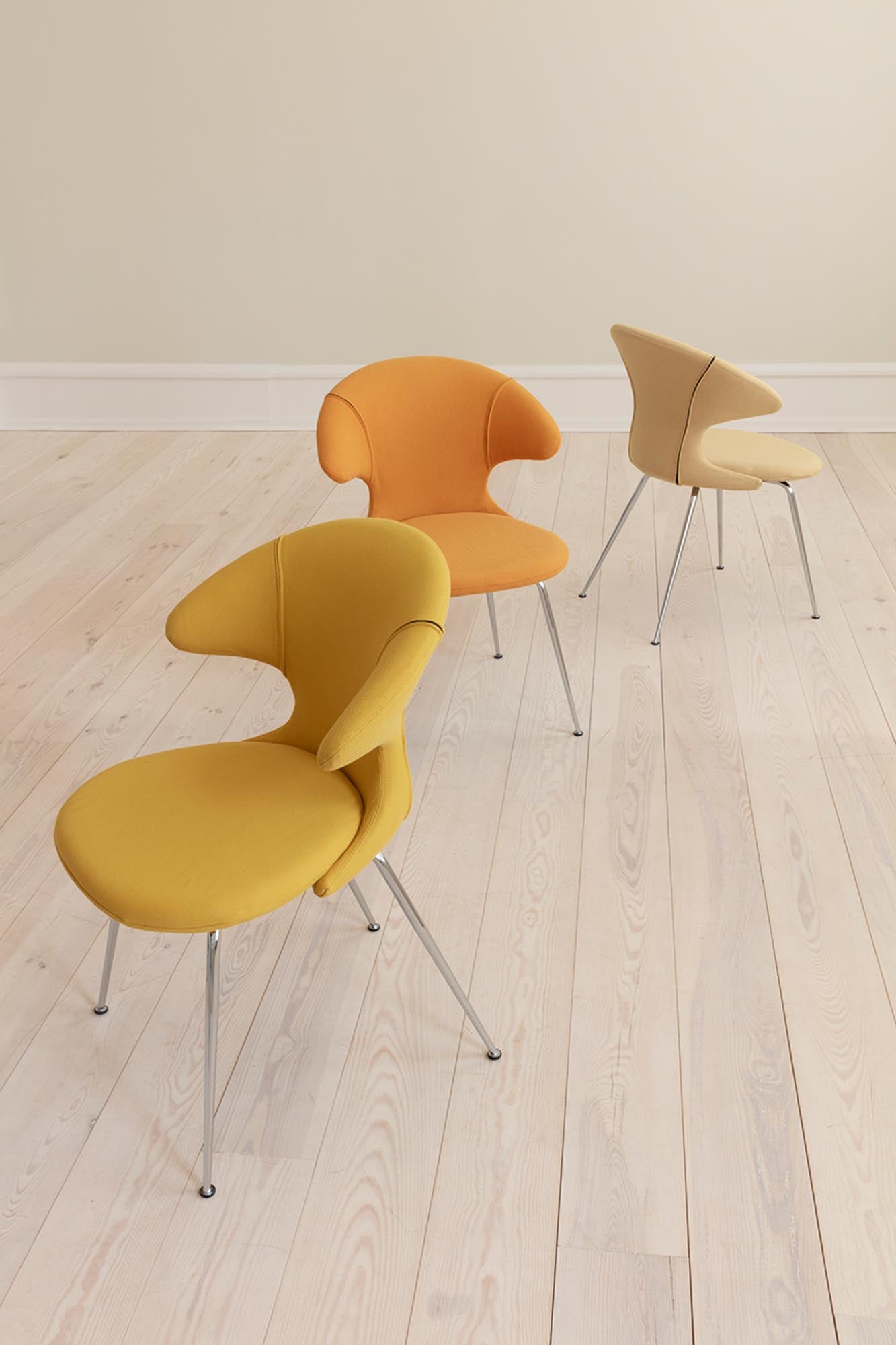 Kreativer Time Flies Stuhl von Umage: Anpassbare Polsterung, 17 Farben aus recyceltem Textil, nachhaltiges Design für Ihr Zuhause.