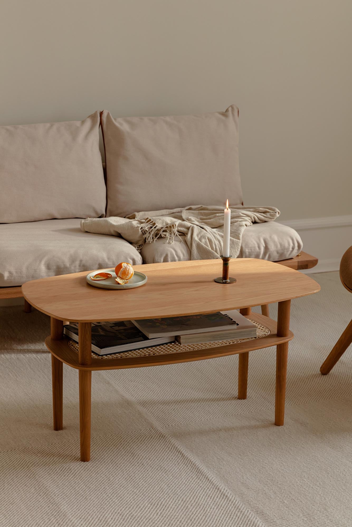 Der Together Couchtisch von Umage vereint elegantes Eichenholzdesign mit praktischer Ablage und sanften, abgerundeten Kanten für ein sicheres Zuhause.