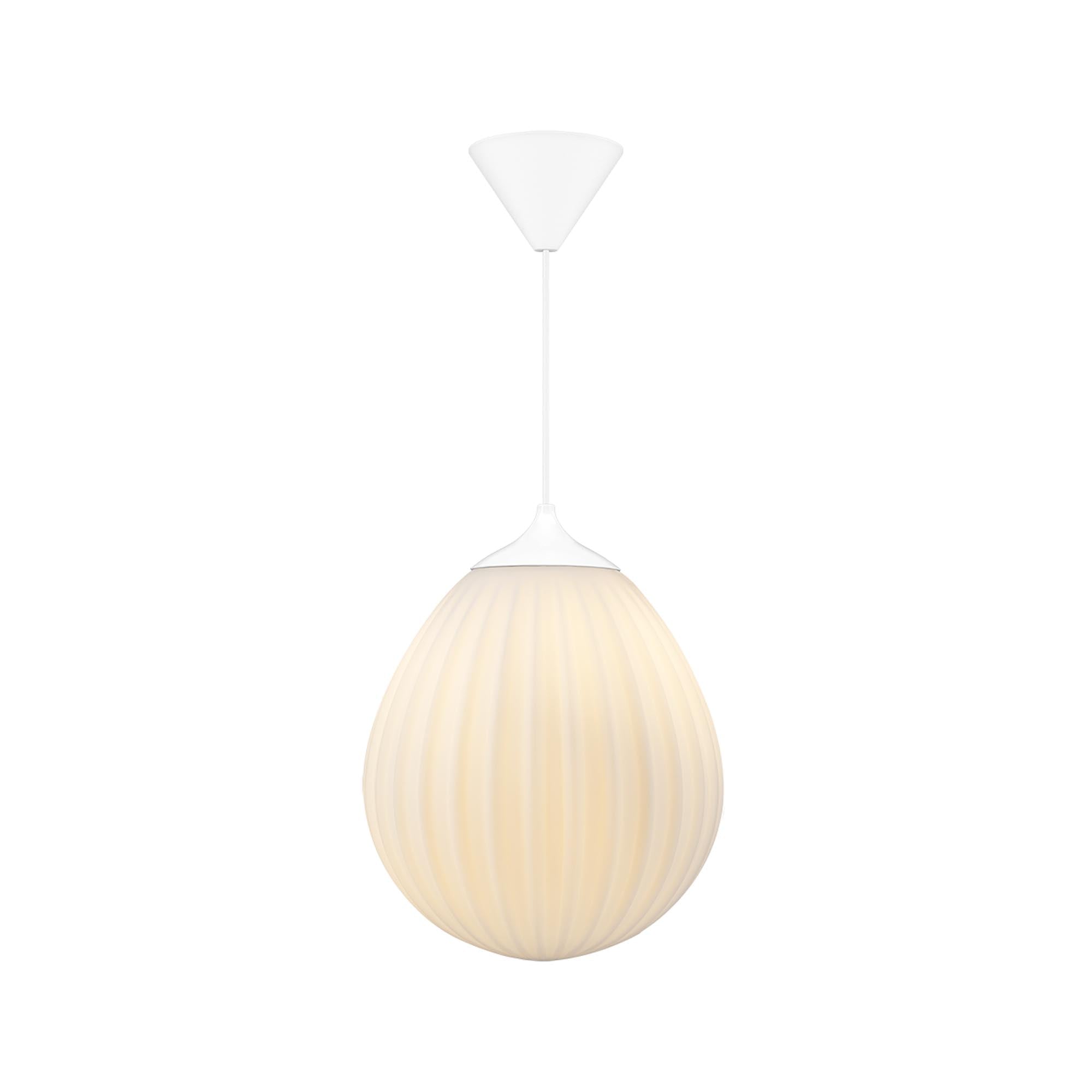 Die "Around the World" Pendelleuchte von Umage vereint mundgeblasenes Opalglas und ein einzigartiges Design, das an Heissluftballons erinnert.