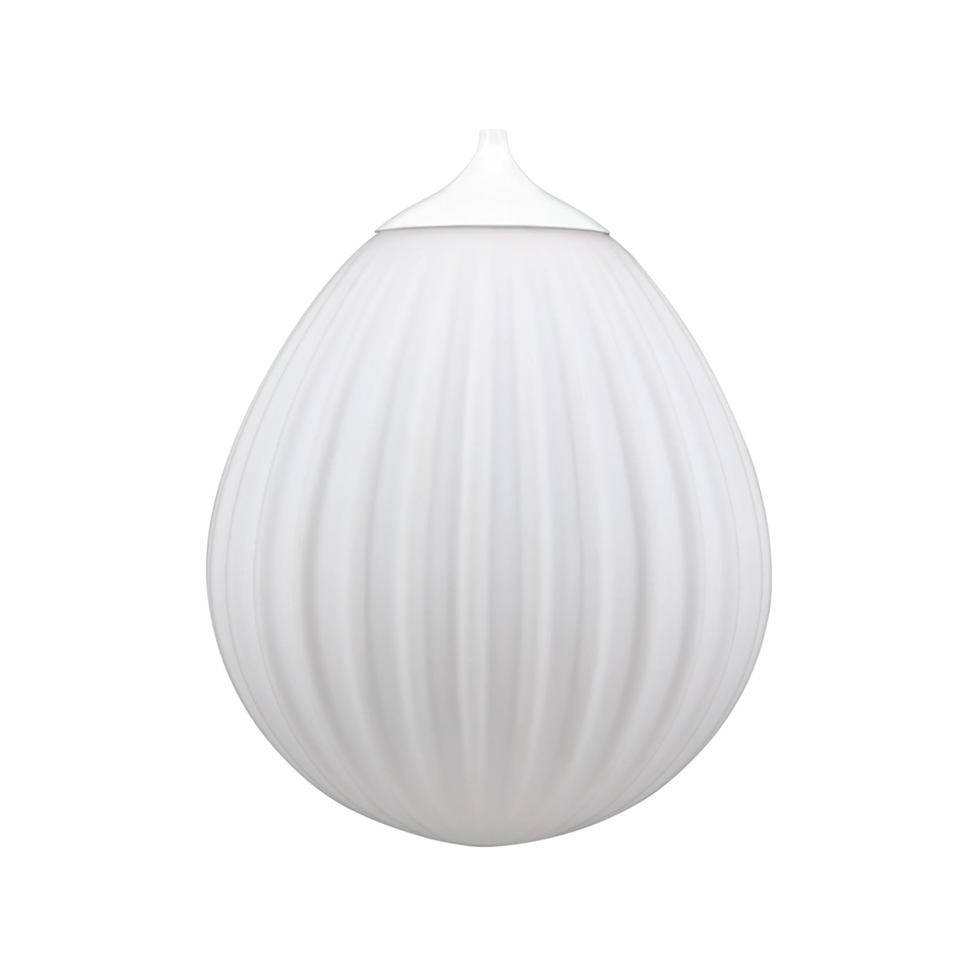 Entdecken Sie die Around the World Pendelleuchte von Umage – ein eleganter Lampenschirm aus mundgeblasenem Opalglas, inspiriert von Heissluftballons.