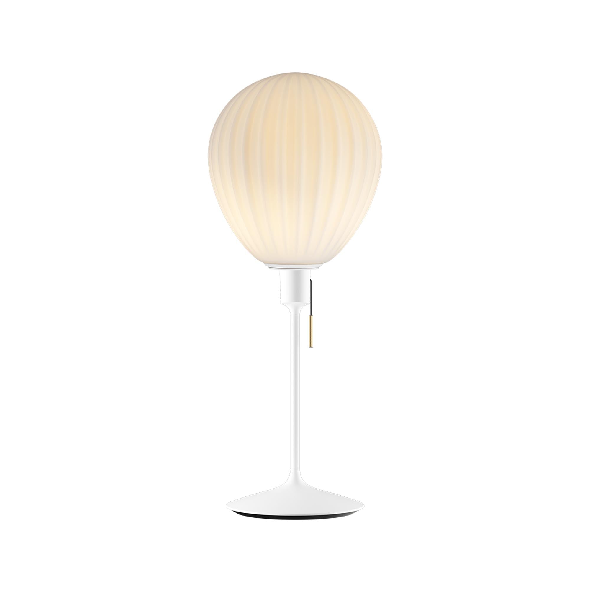 Die Around the World Leuchte von Umage besticht durch ihr einzigartiges, ballonförmiges Design aus mundgeblasenem Opalglas und passt perfekt in jedes Zuhause.