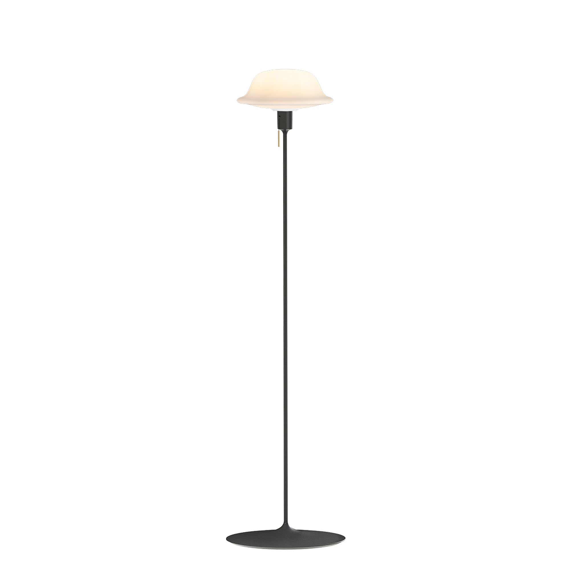Die Butler Tisch- / Stehleuchte aus mundgeblasenem Opalglas begeistert mit ihrem einzigartigen Design und schafft eine stilvolle Atmosphäre in jedem Raum.
