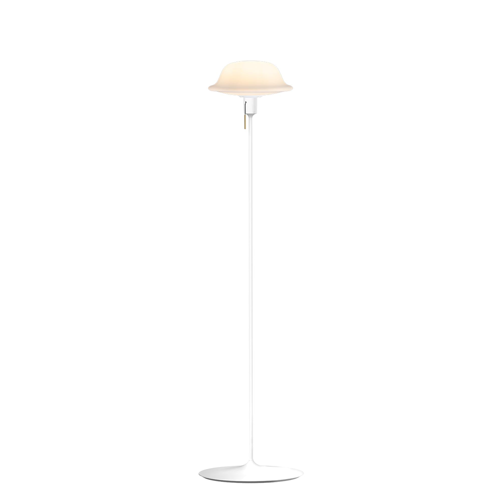 Die Butler Tisch- / Stehleuchte aus mundgeblasenem Opalglas begeistert mit ihrem einzigartigen Design und schafft eine stilvolle Atmosphäre in jedem Raum.