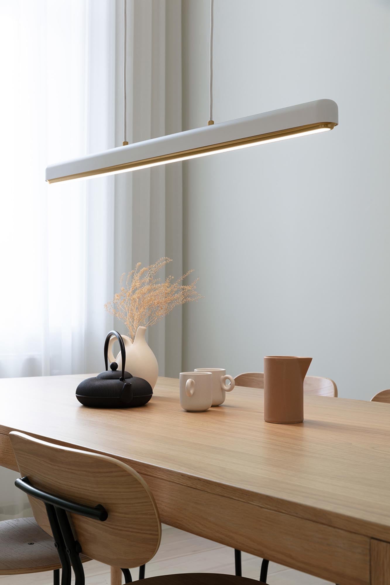 Die Hazel Branch Pendelleuchte von Umage vereint elegantes Design mit praktischer Funktionalität. Perfekt für Esstische und Küchen.