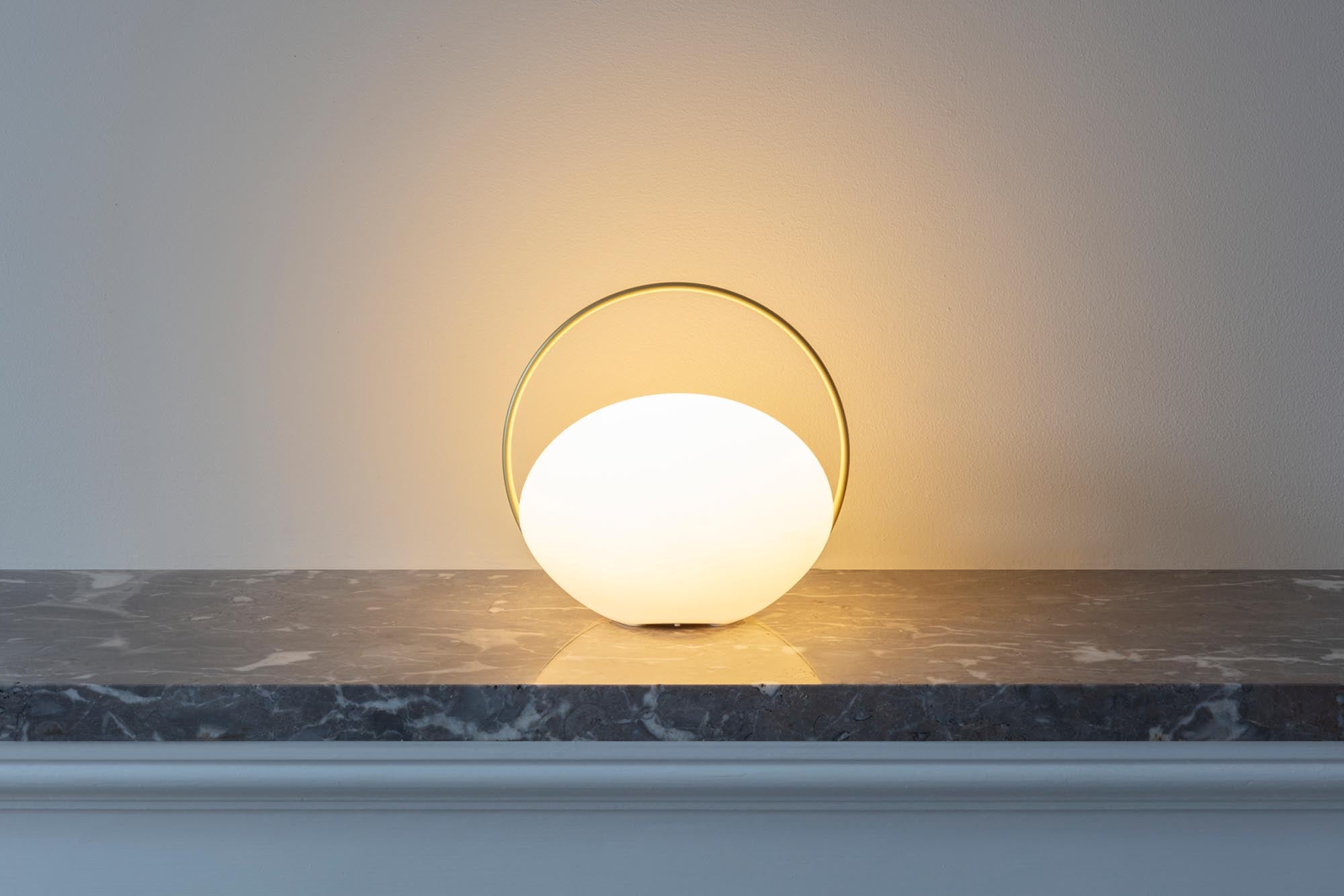 Die Orbit Tischleuchte von Umage vereint mondähnliche Eleganz mit kabelloser Flexibilität. Ideal für drinnen und draußen, mit 3 Lichtmodi.