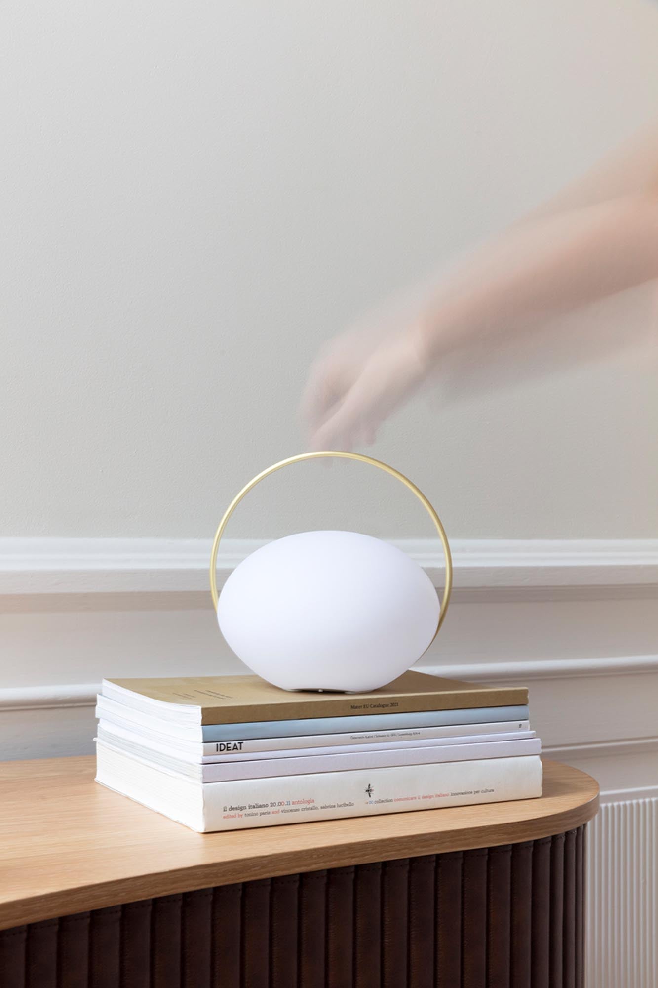 Orbit Tischleuchte mit wireless charger in  präsentiert im Onlineshop von KAQTU Design AG. Tischleuchte ist von Umage