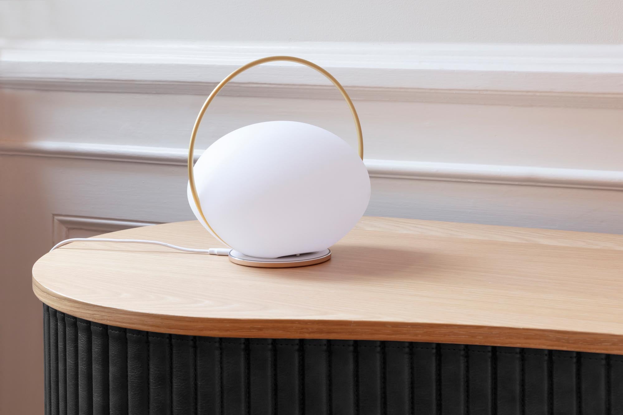 Orbit Tischleuchte mit wireless charger in  präsentiert im Onlineshop von KAQTU Design AG. Tischleuchte ist von Umage