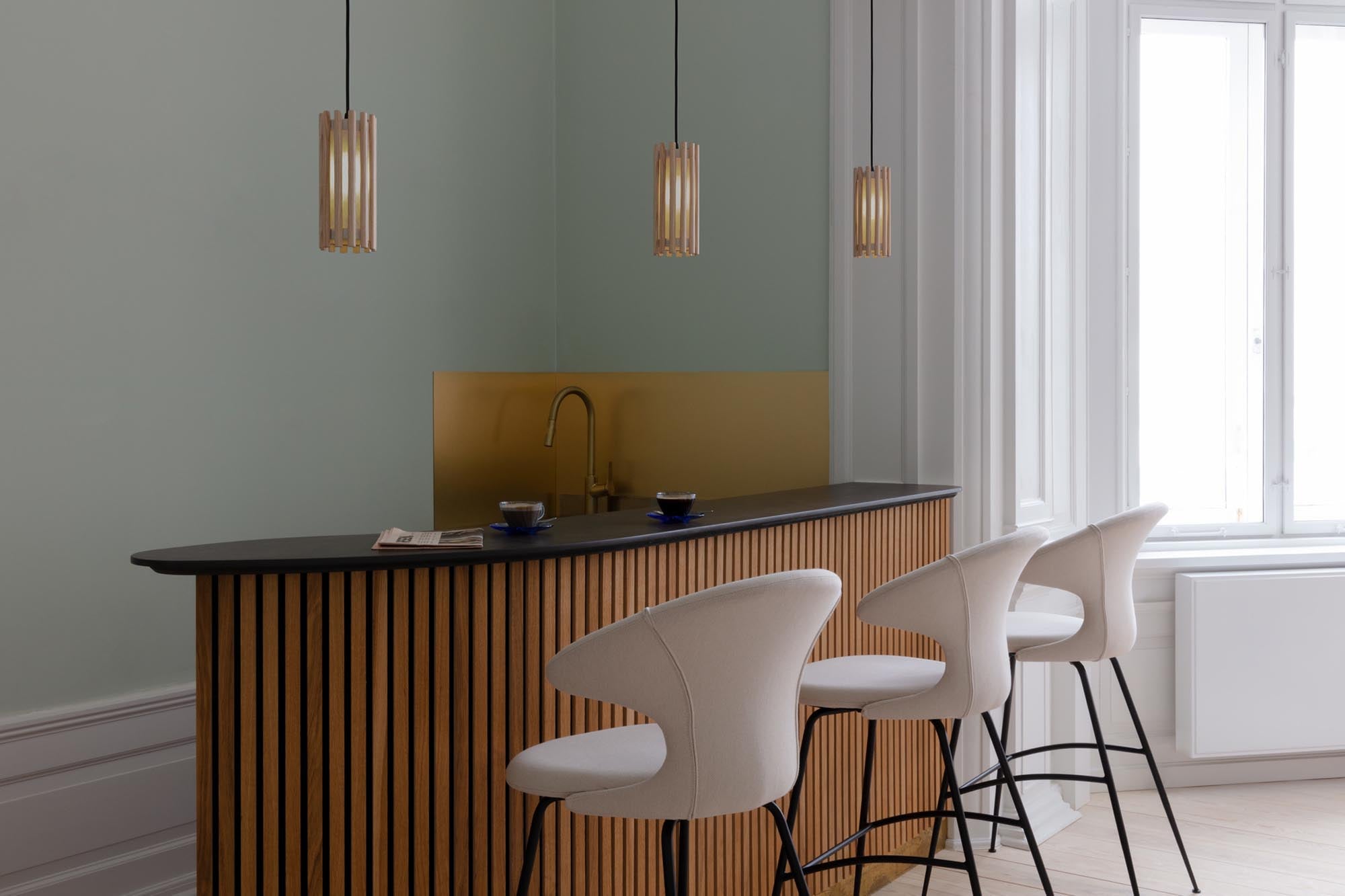 Entdecken Sie den Komorebi Circle Lampenschirm: Ein harmonisches Design aus Holzlamellen und Textil, ideal für jede Beleuchtungslösung.