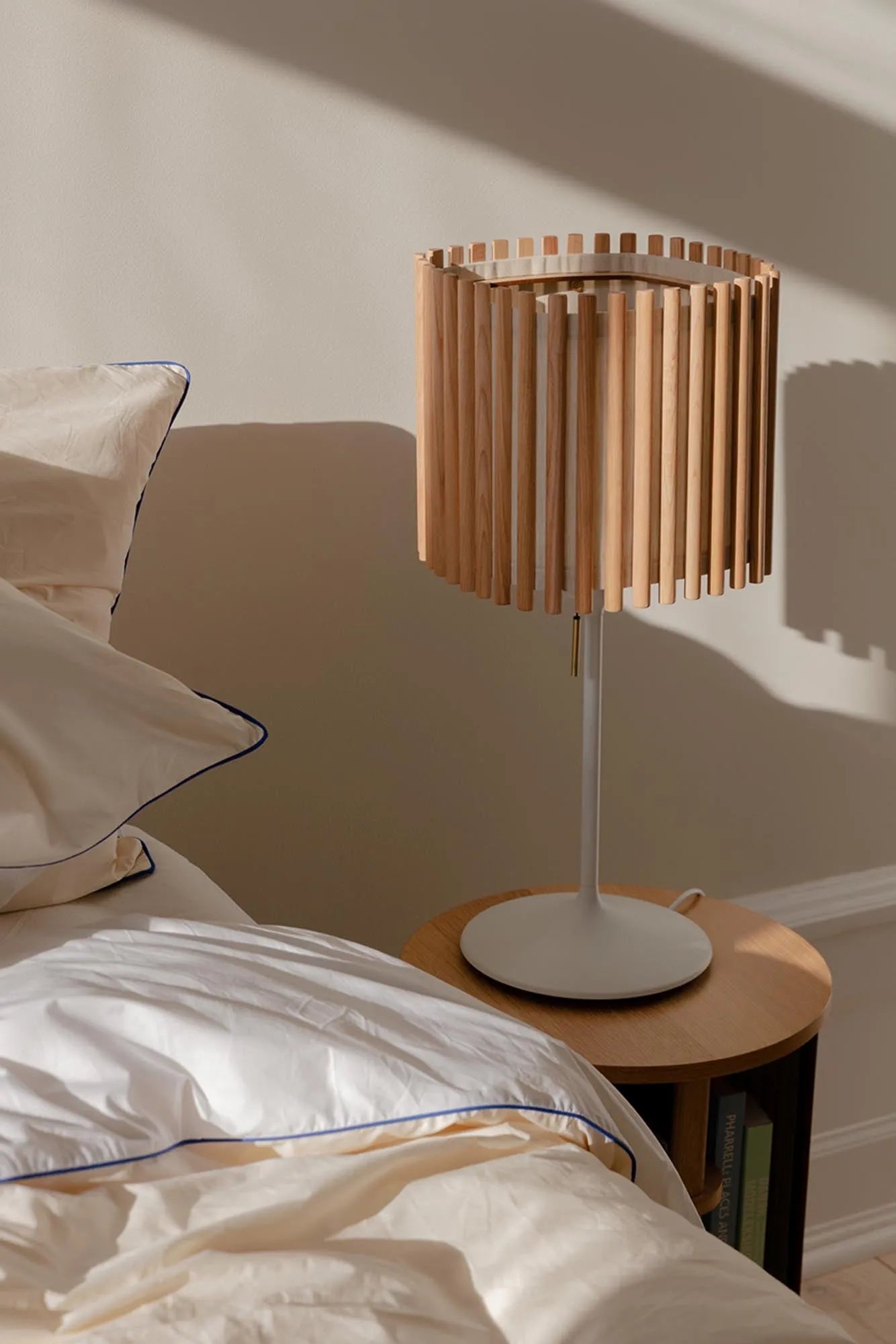 Komorebi Square: Stilvoller Lampenschirm mit natürlichem Holzdesign.