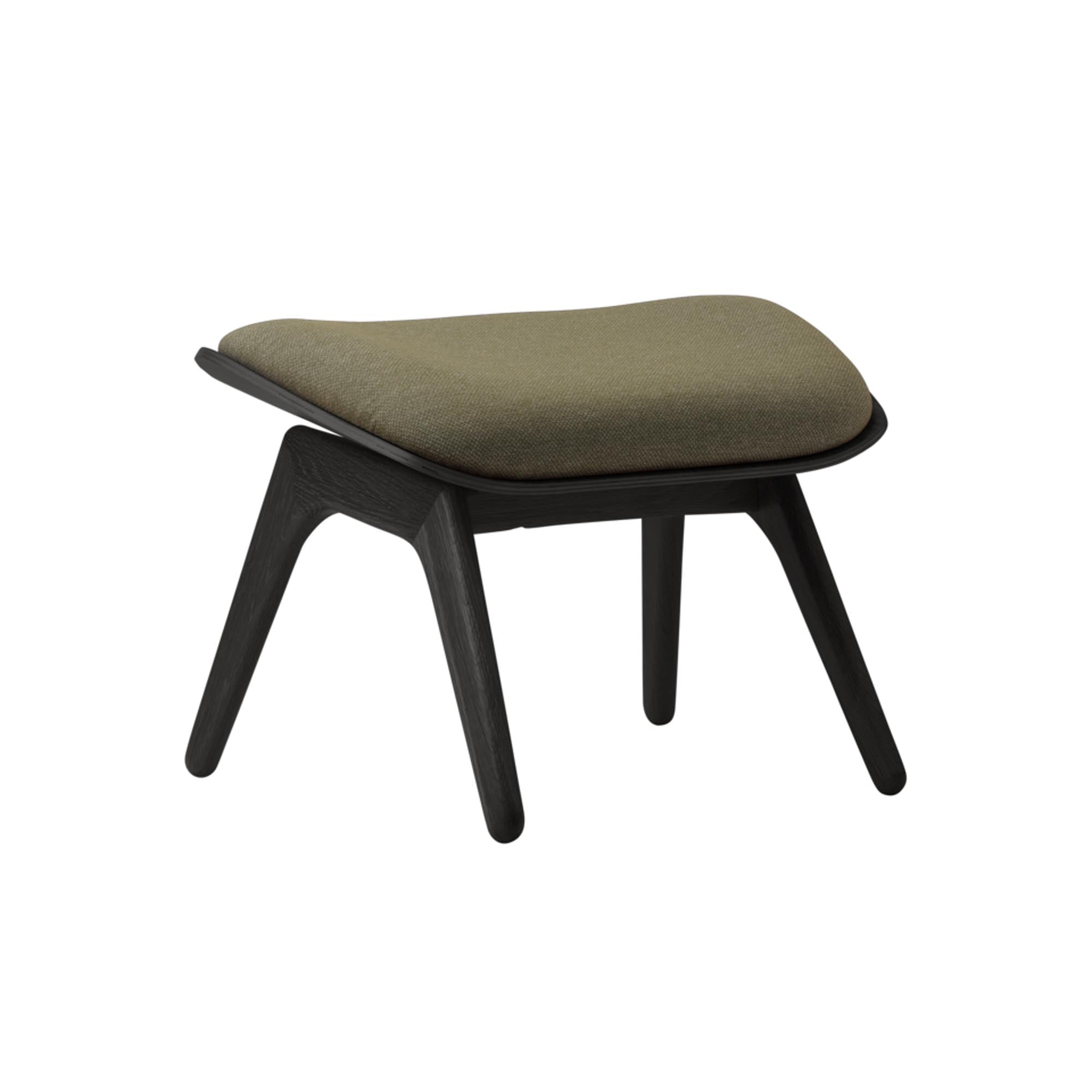 Entdecken Sie die Reader Ottoman von Umage: Elegantes Design mit Eichenbeinen, skandinavischen Farben und vielfältigen Stoffoptionen.