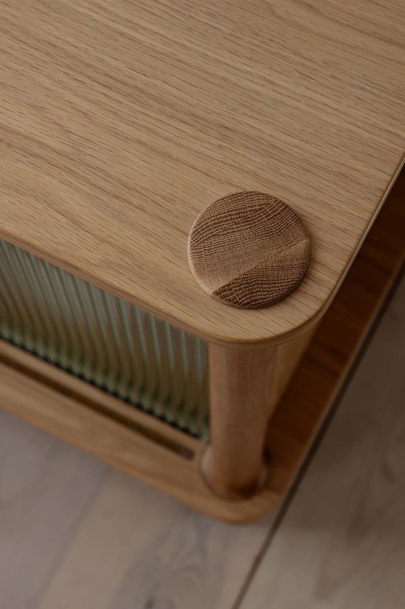 Modernes Italic Sideboard von Umage: Eichenholz trifft auf Glas, bietet Stauraum und individuelle Türgestaltungen für stilvolle Akzente.
