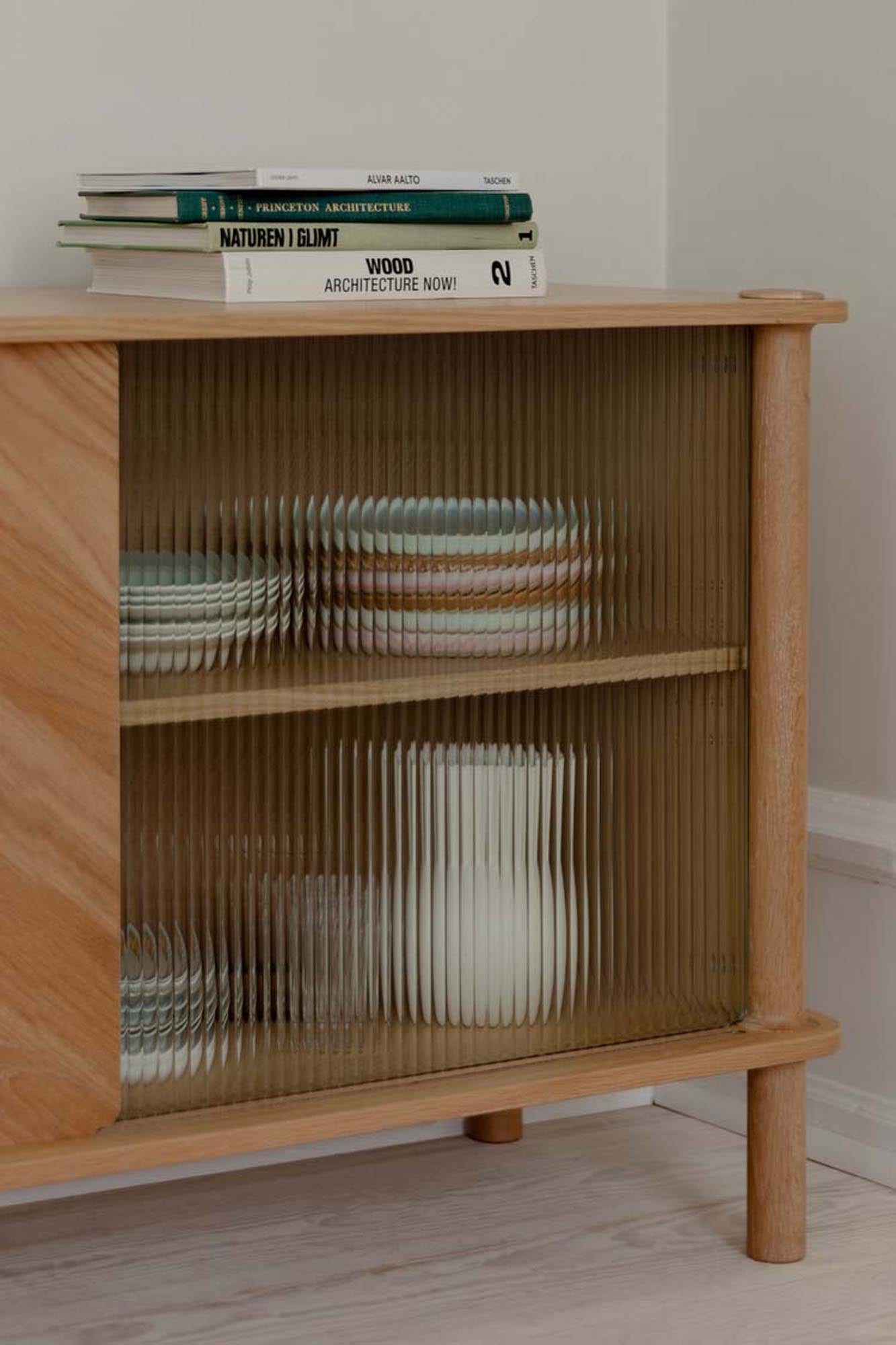 Elegantes Sideboard Italic von Umage mit 2 Glastüren. Hochwertige Materialien und individuelles Design für stilvolle Wohnräume.
