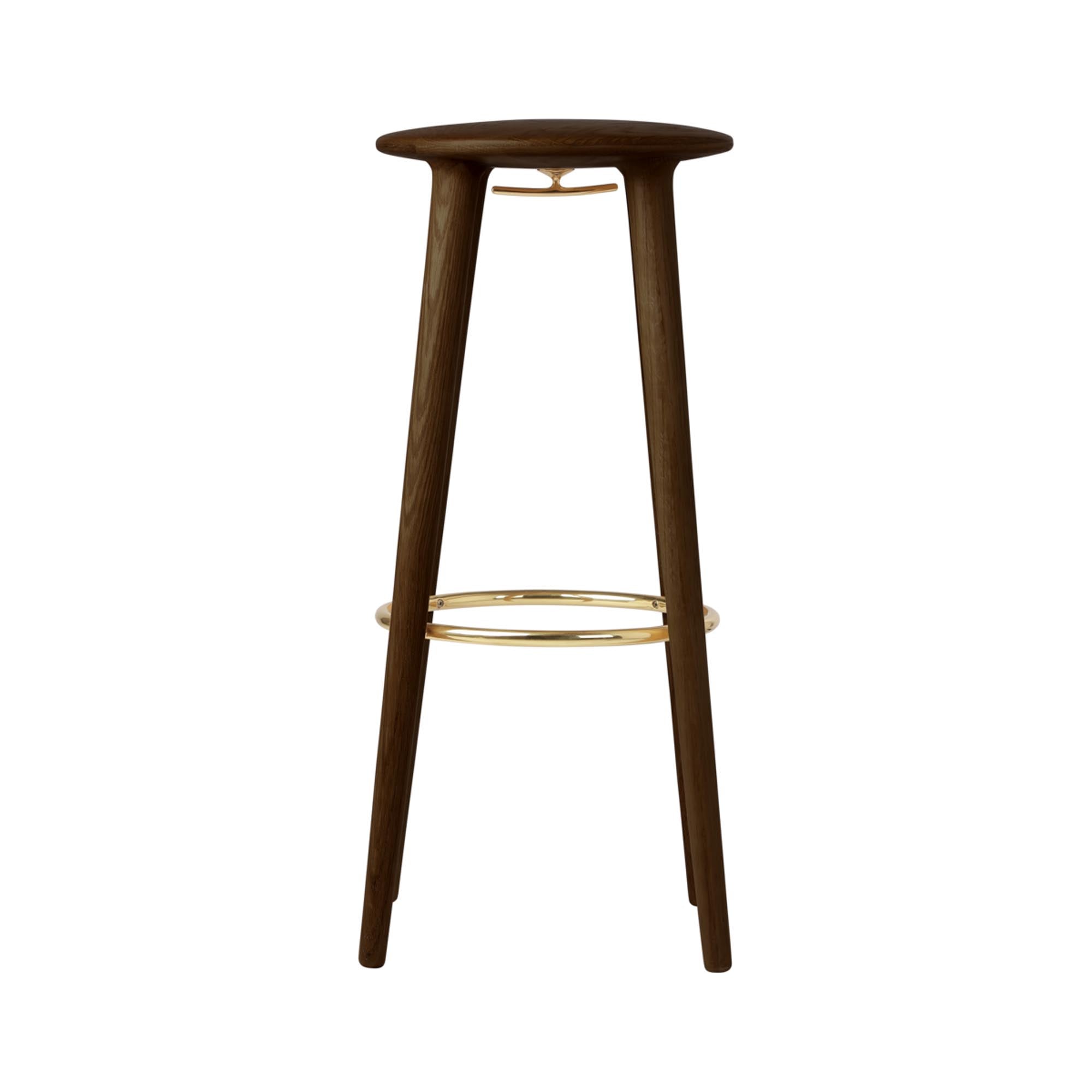 Eleganter Barhocker von Umage: Massivholz und Messing vereinen Stil und Komfort für gesellige Abende in jedem Raum.