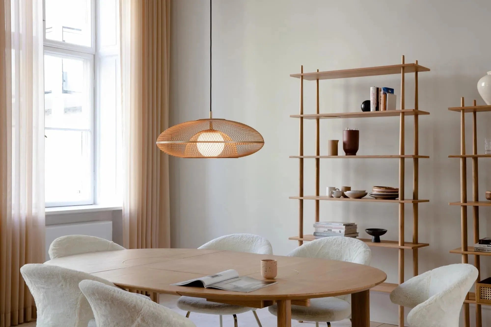 Umage Faraday: Zeitloser Lampenschirm aus hochwertigem Opalglas.