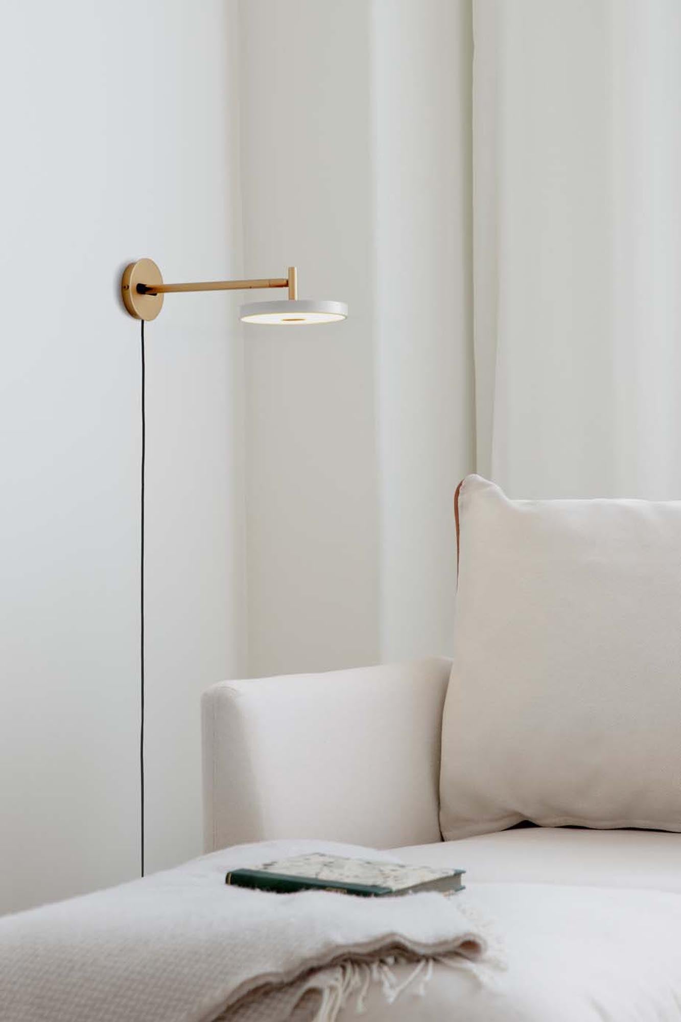 Entdecken Sie die Asteria Wandleuchte long von Umage: Ein stilvolles, flexibles Lichtdesign, das Eleganz und Funktionalität in jeden Raum bringt.