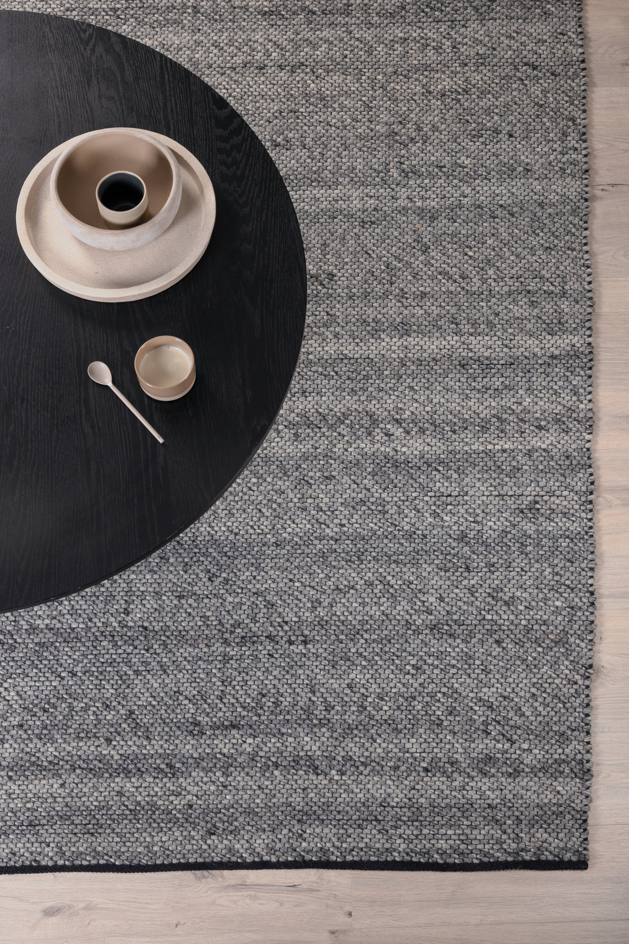 Ganga Teppich in Silber präsentiert im Onlineshop von KAQTU Design AG. Teppich ist von Venture Home
