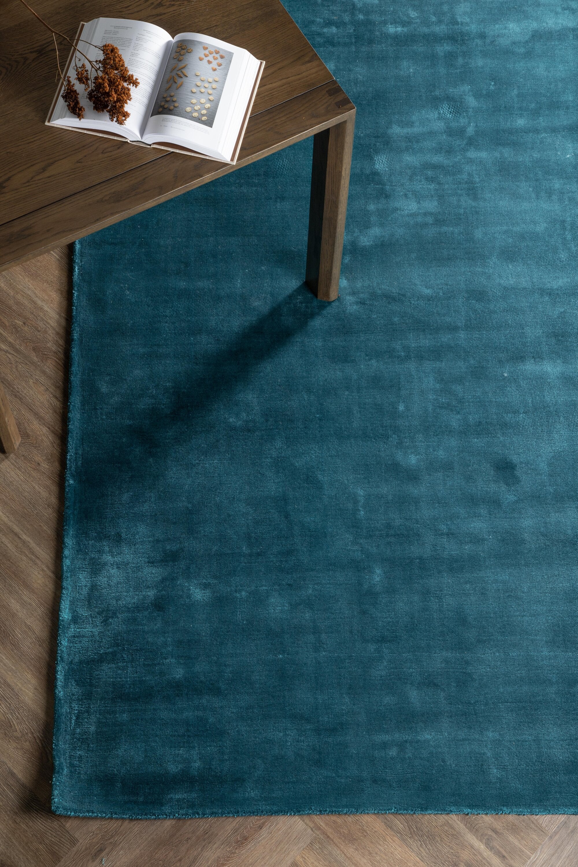 Indra Teppich in Blau präsentiert im Onlineshop von KAQTU Design AG. Teppich ist von Venture Home