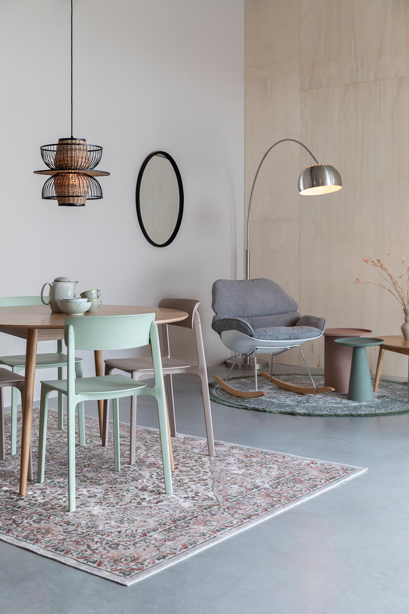 Stuhl Clive: Modernes Design trifft auf bequemen Sitzkomfort.