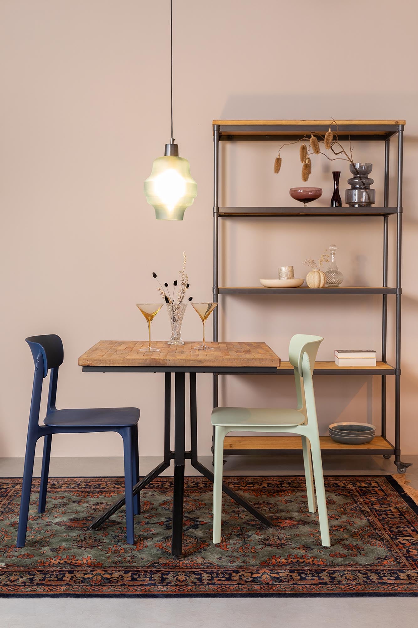 Der Stuhl Clive von White Label Living vereint elegantes Design mit optimalem Komfort. Ideal für Esszimmer und Home Office, passt er perfekt in jedes Zuhause.