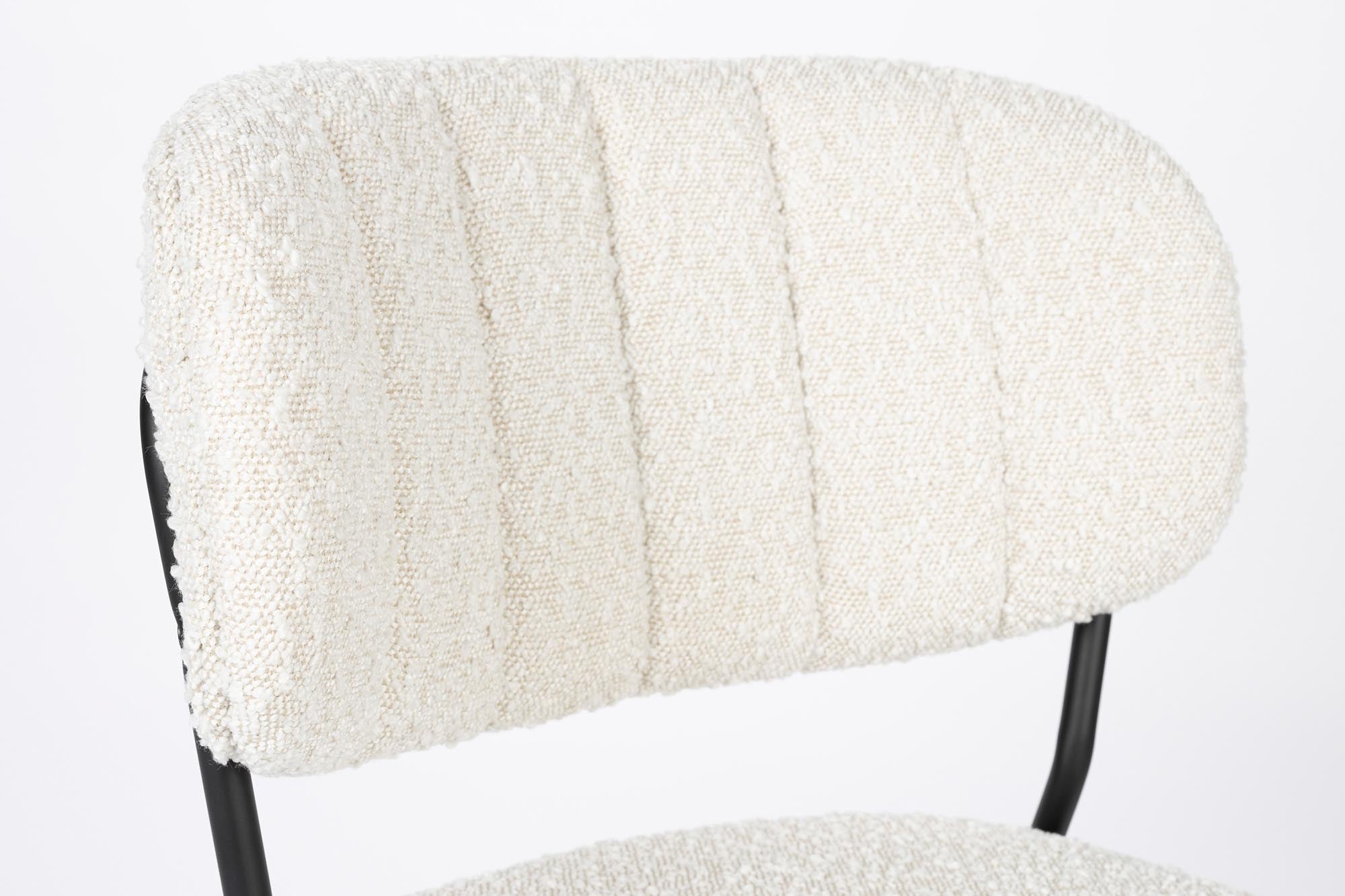 Der gepolsterte Stuhl Jolien V2 von White Label Living vereint modernes Design mit optimalem Sitzkomfort für jedes Zuhause.