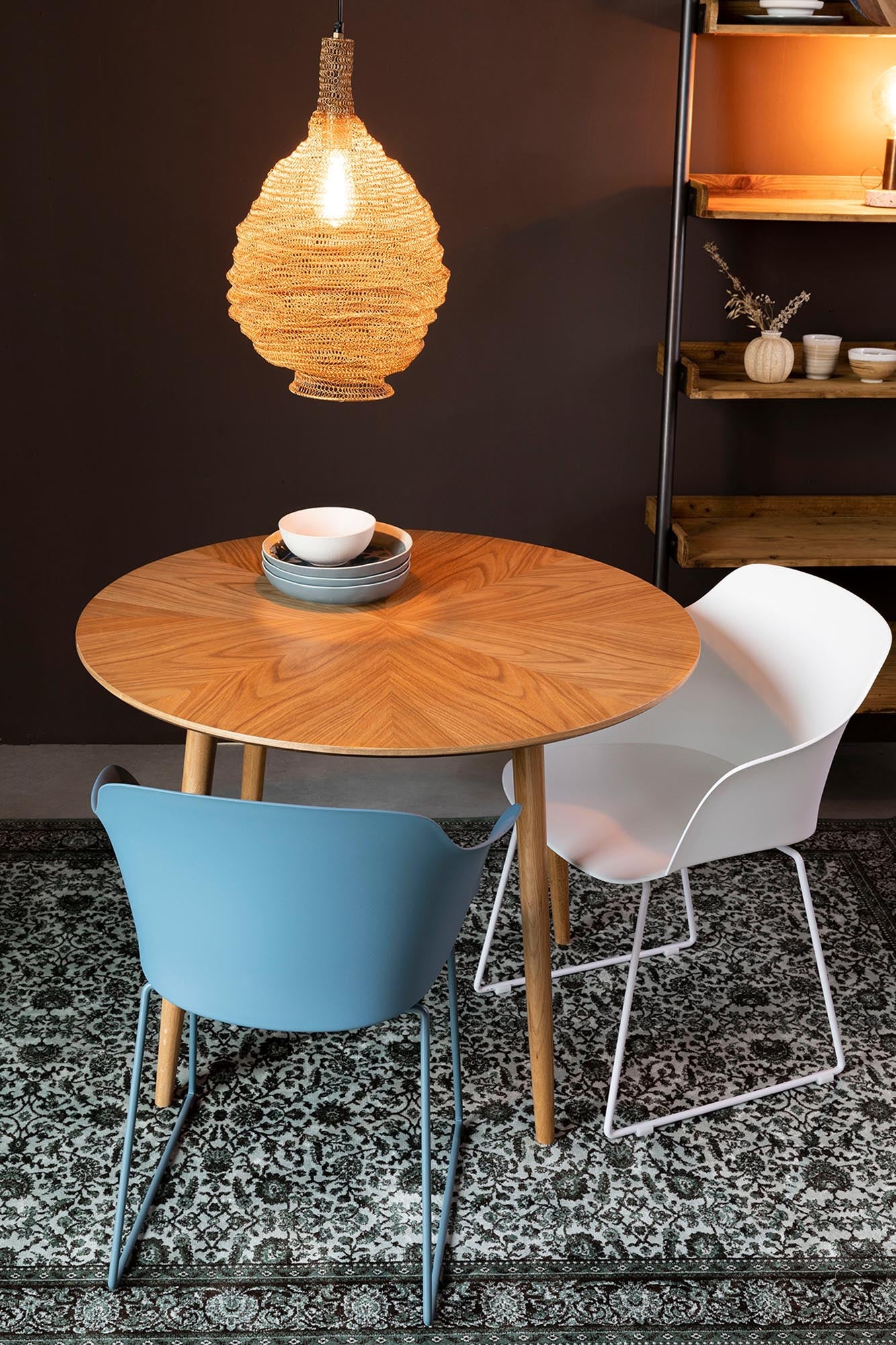 Moderner Armlehnstuhl TANGO von White Label Living, stilvoll und bequem, ideal für Esszimmer oder Büro.