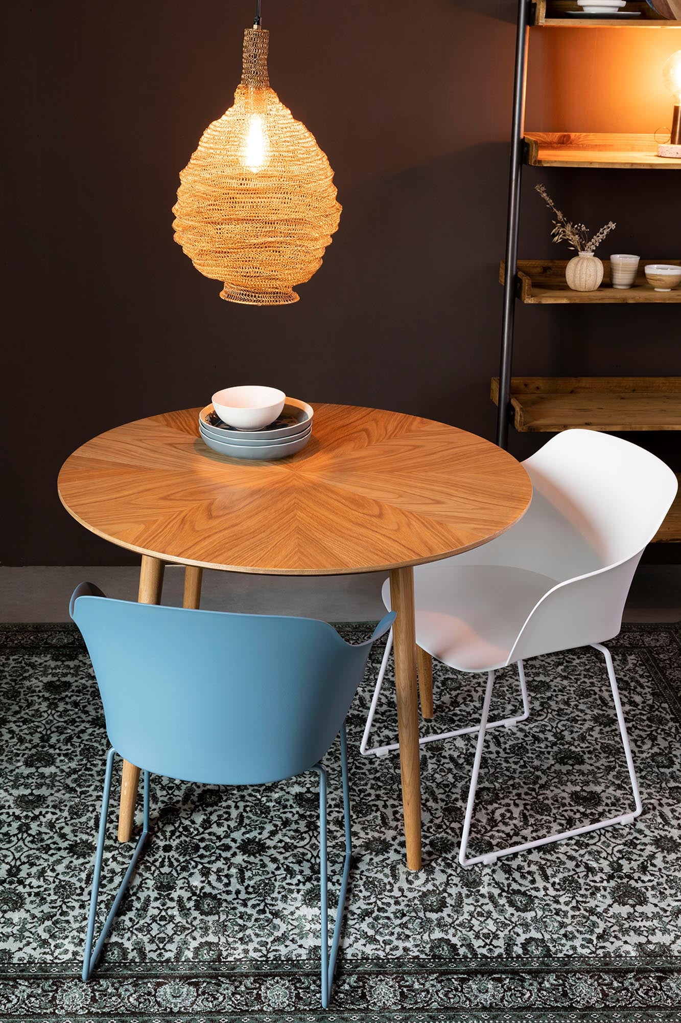 Moderner Armlehnstuhl TANGO von White Label Living, stilvoll und bequem, ideal für Esszimmer oder Büro.