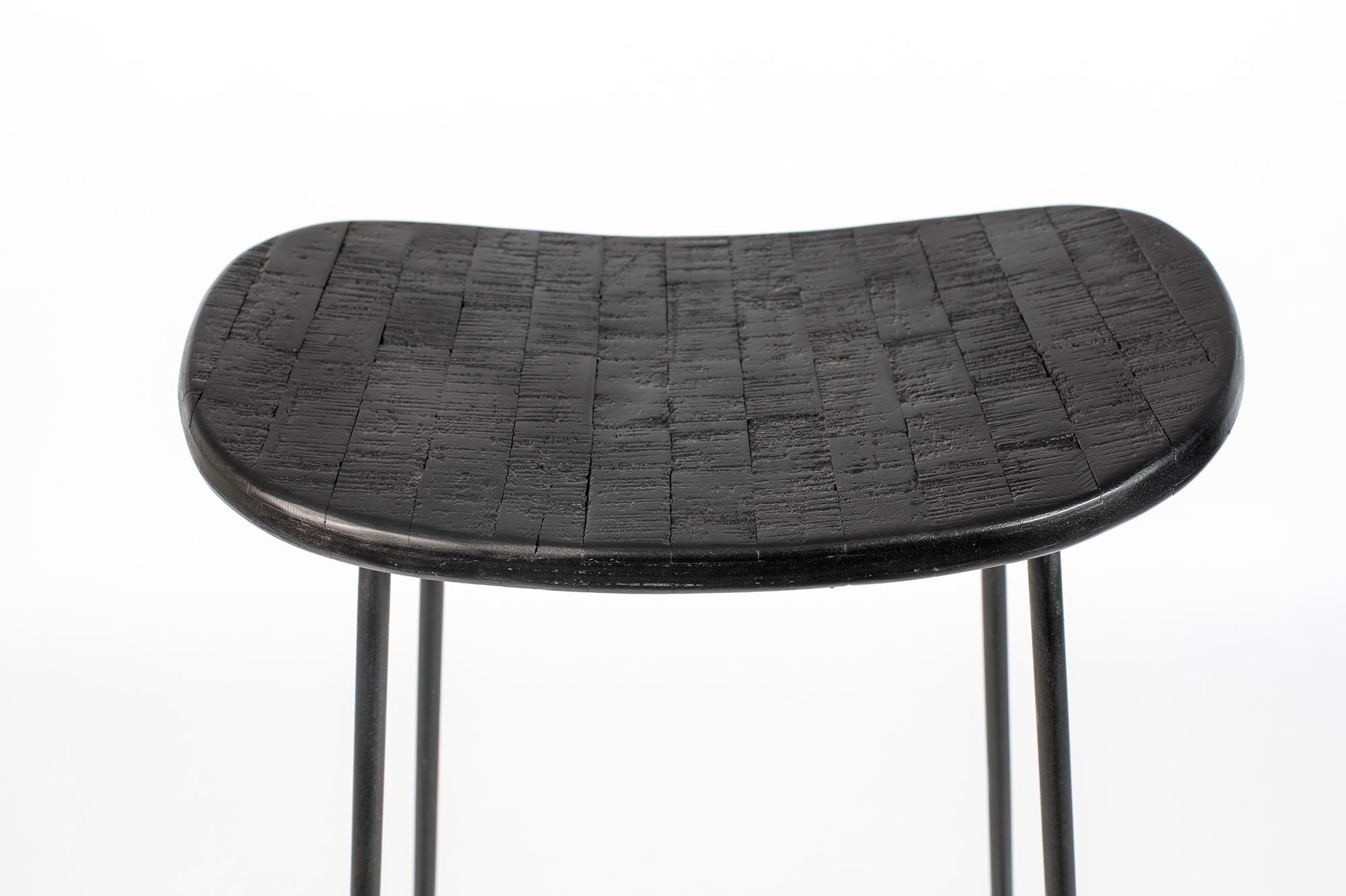 Entdecken Sie den Barstuhl TANGLE von White Label Living: Stilvoller Barhocker mit ergonomischer Sitzfläche, perfekt für Ihre Küche oder Bar. Hochwertig und farbenfroh!