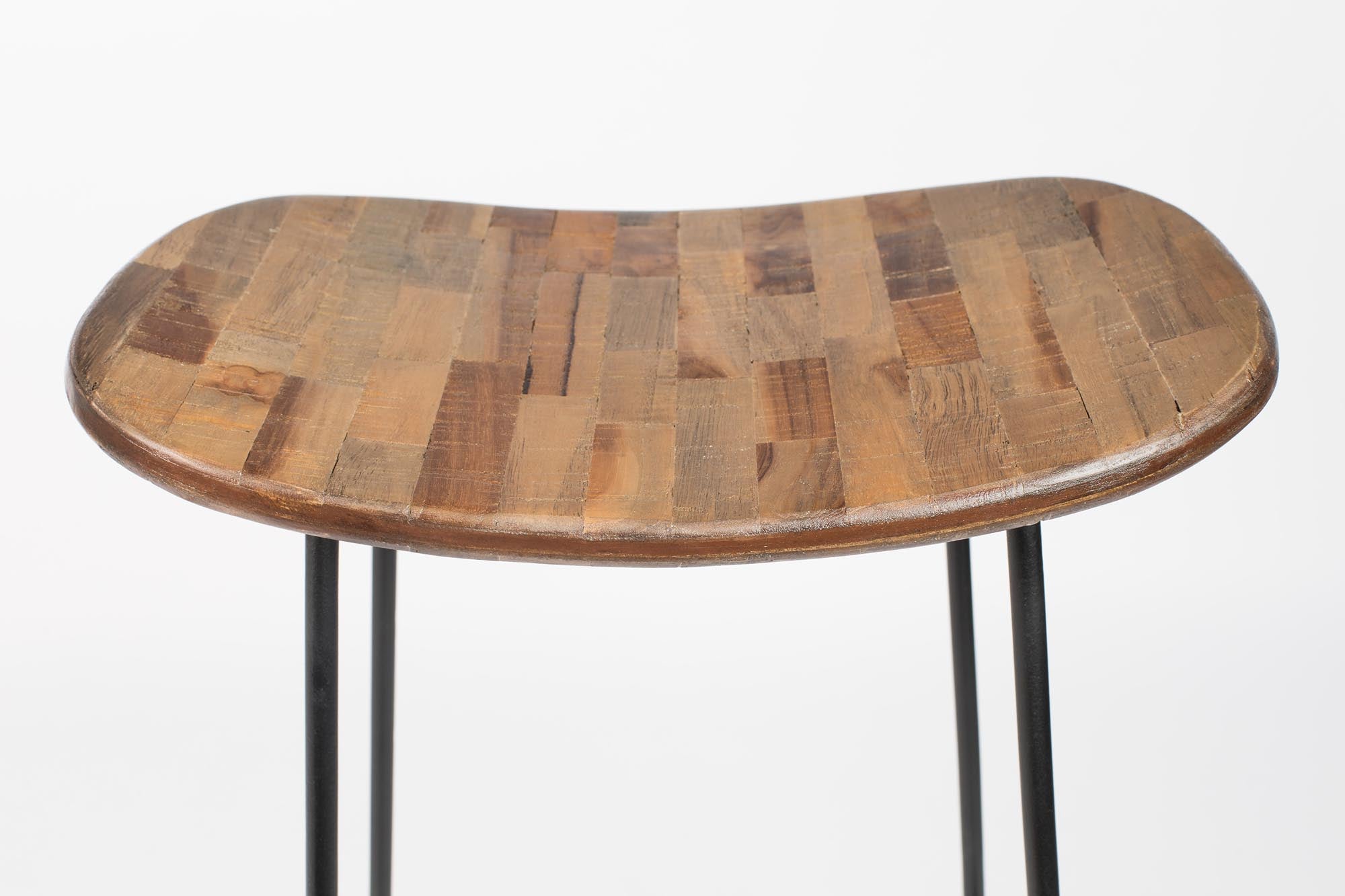 Der Barstuhl TANGLE von White Label Living vereint stilvolles Design und hohen Sitzkomfort. Ideal für Küche und Bar, erhältlich in verschiedenen Farben.