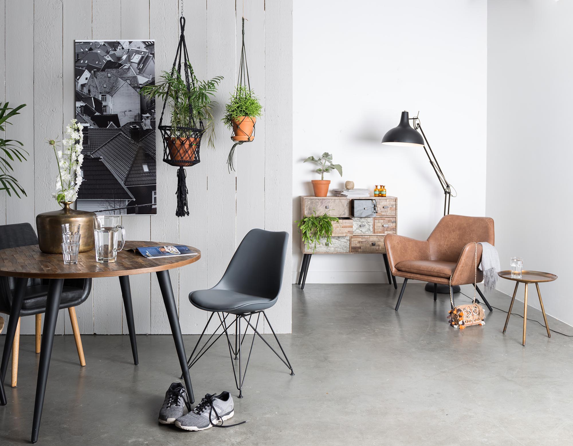 Entdecken Sie den stilvollen Tisch MO von White Label Living – ideal für Mahlzeiten, Arbeiten und Dekoration. Robust und anpassbar!