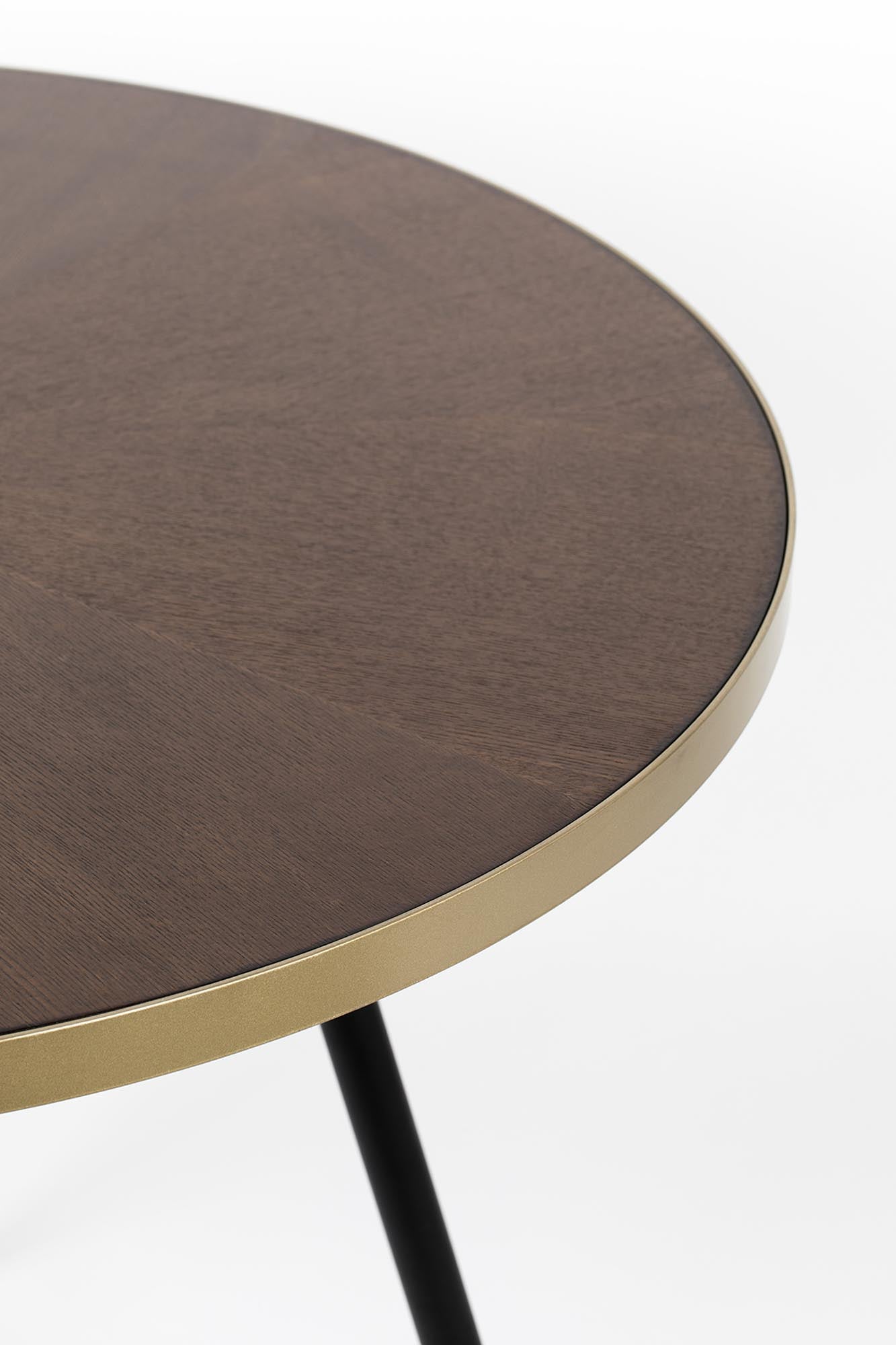 Entdecken Sie den runden Tisch DENISE von White Label Living: Elegantes Design, robuste Holzoberfläche und modernes Metallgestell für gesellige Momente.