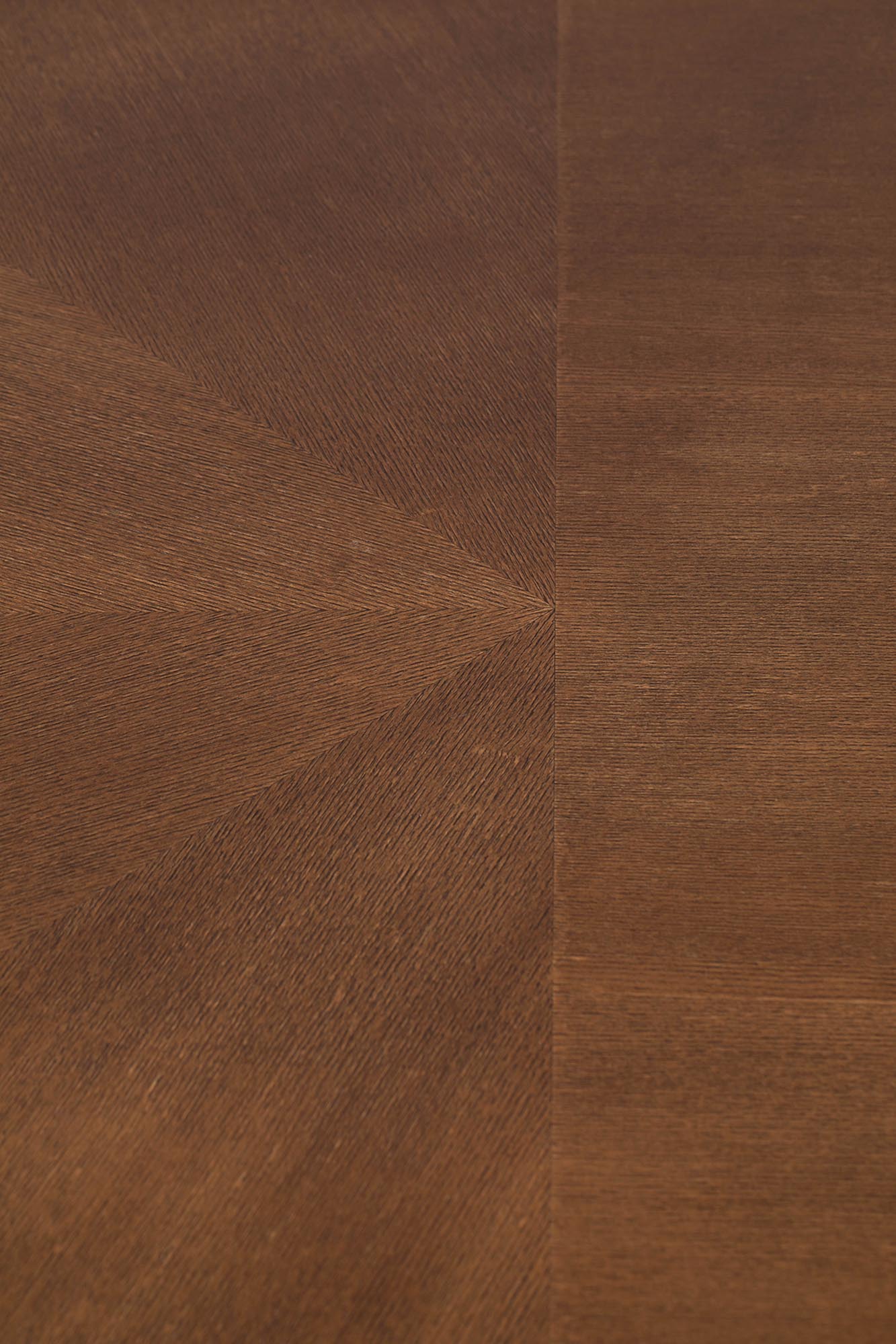 Der stilvolle DENISE OVAL Tisch von White Label Living vereint ovales Design mit robuster Holz-Metall-Kombination – perfekt für jeden Essbereich.