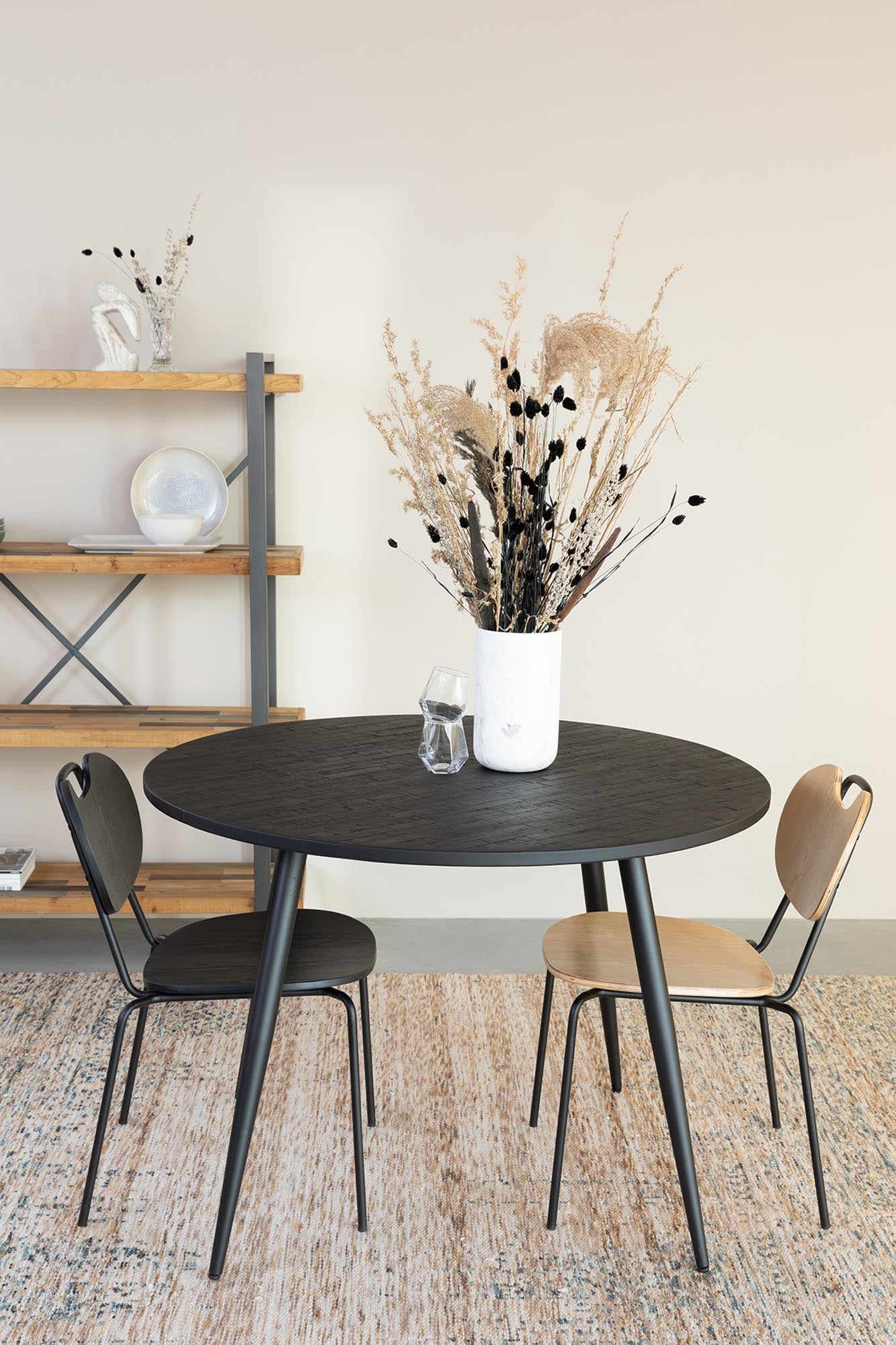 Der Tisch MO von White Label Living vereint zeitloses Design mit stabiler Holz-Metall-Konstruktion und vielfältigen Farbauswahlen für jeden Raum.