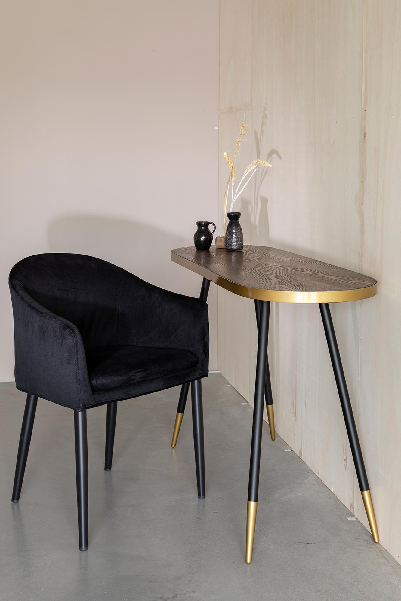 Entdecken Sie den Konsolentisch DENISE von White Label Living – ein stilvolles Möbelstück, das Funktionalität und modernes Design vereint.