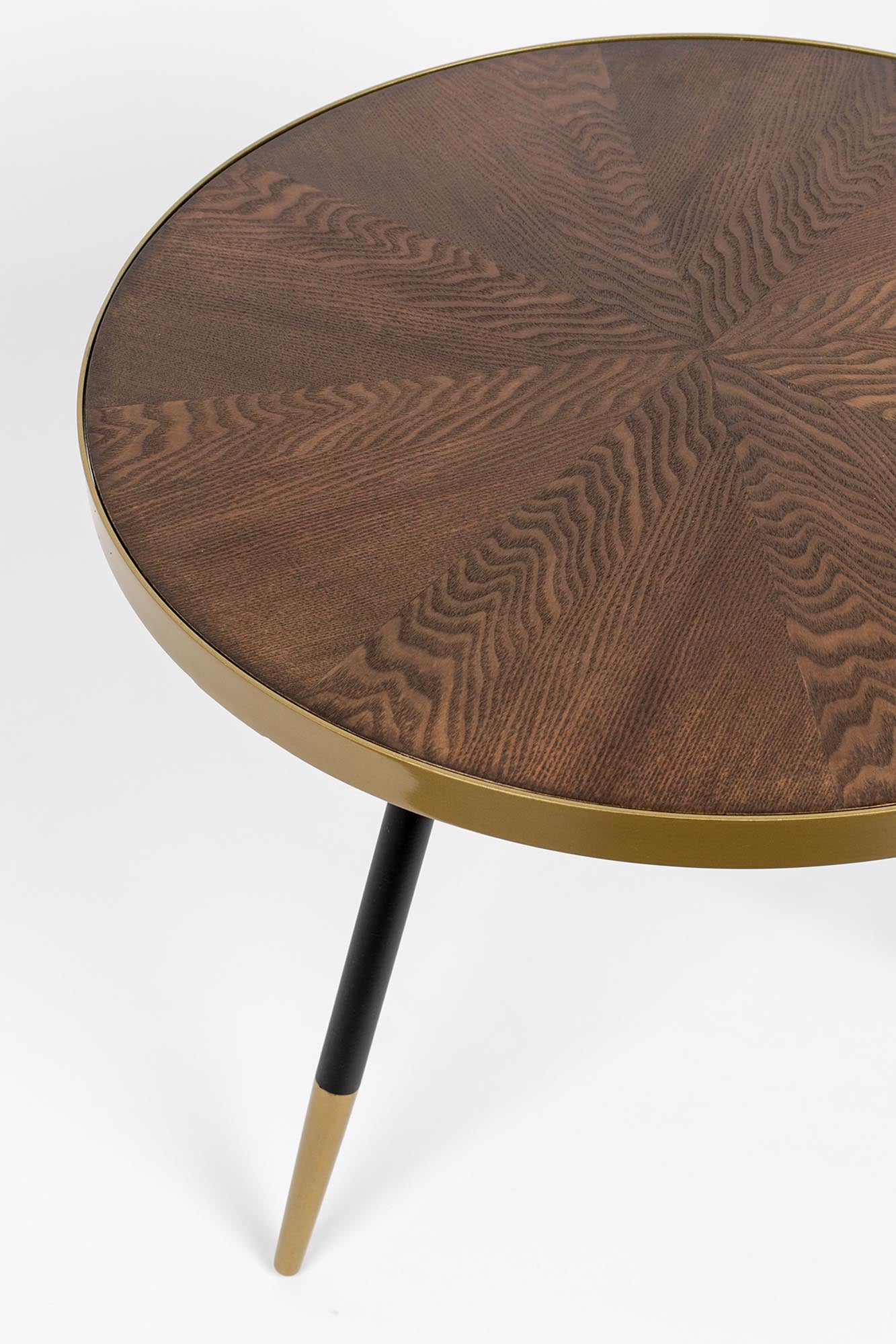 Der Beistelltisch DENISE von White Label Living vereint modernes Design und Funktionalität. Aus robustem MDF gefertigt, bietet er eine pflegeleichte Melaminoberfläche und ist ideal für jeden Raum.