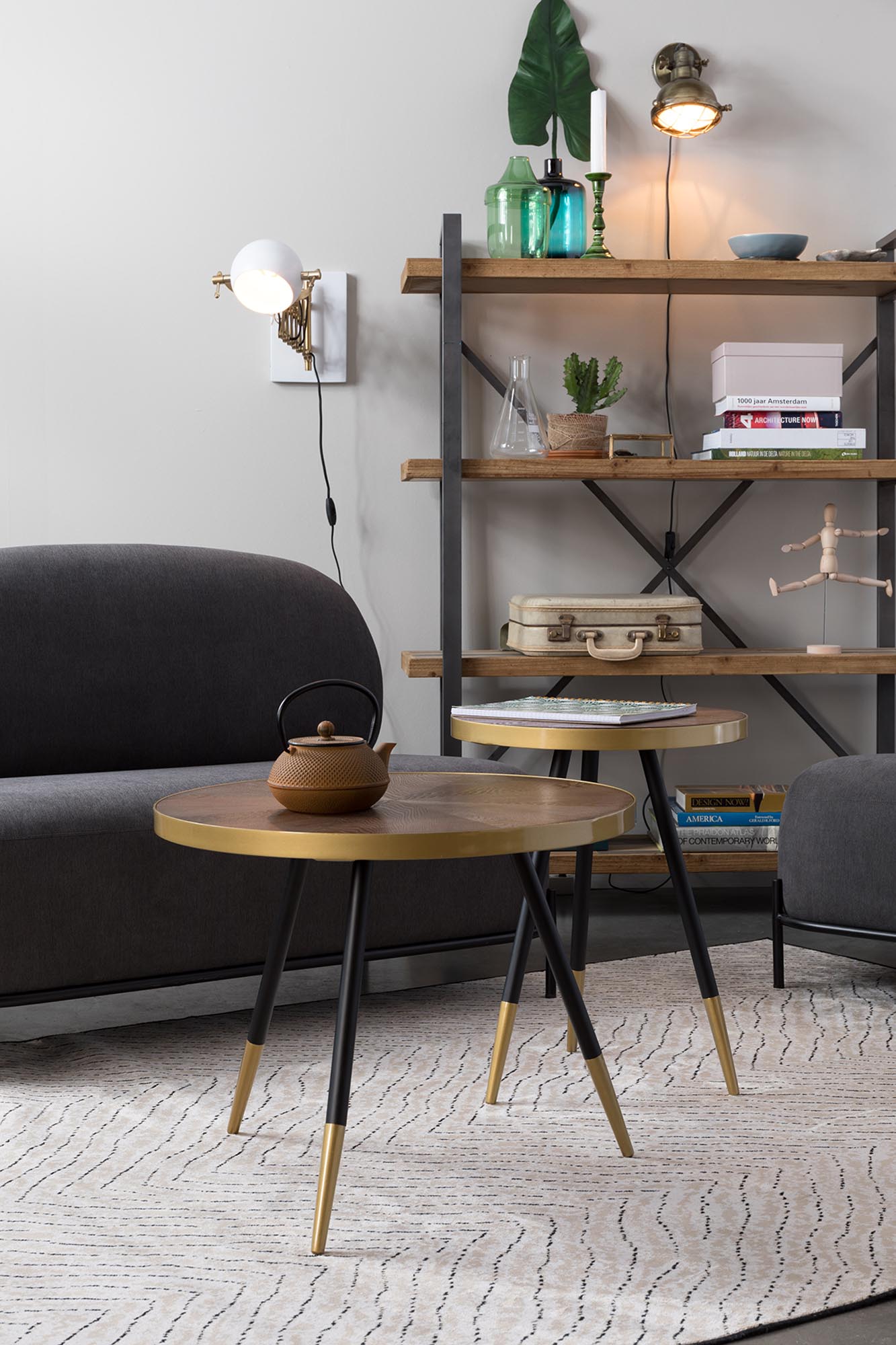 Der Beistelltisch DENISE von White Label Living vereint modernes Design und Funktionalität. Aus robustem MDF gefertigt, bietet er eine pflegeleichte Melaminoberfläche und ist ideal für jeden Raum.