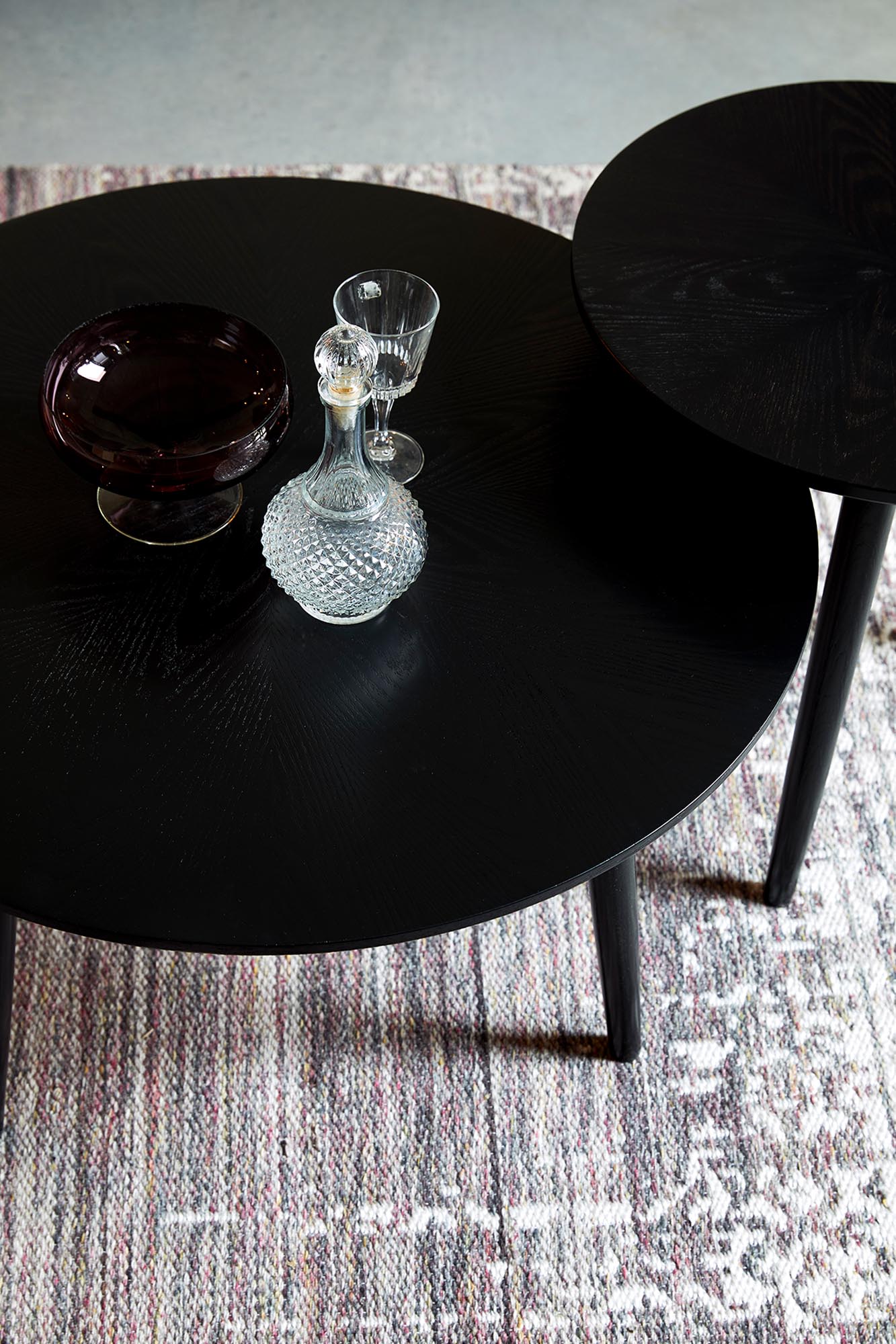 Entdecken Sie den Beistelltisch Fabio von White Label Living: Ein stilvolles, minimalistisches Möbelstück aus nachhaltigem Holz, ideal für jeden Raum.
