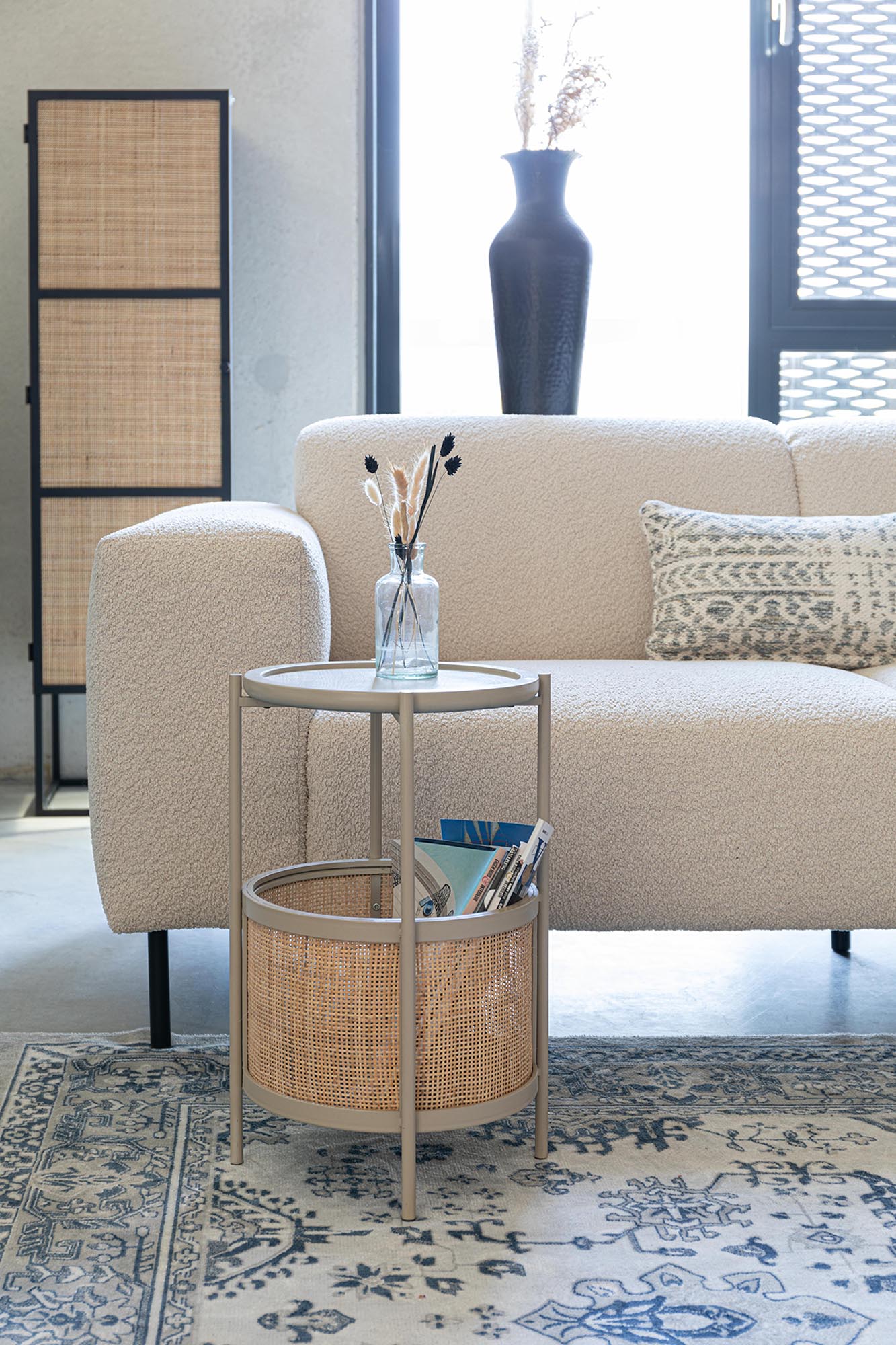 Entdecken Sie den Beistelltisch MAKOTO von White Label Living – stilvolles Design trifft auf praktische Nutzung für jeden Raum.