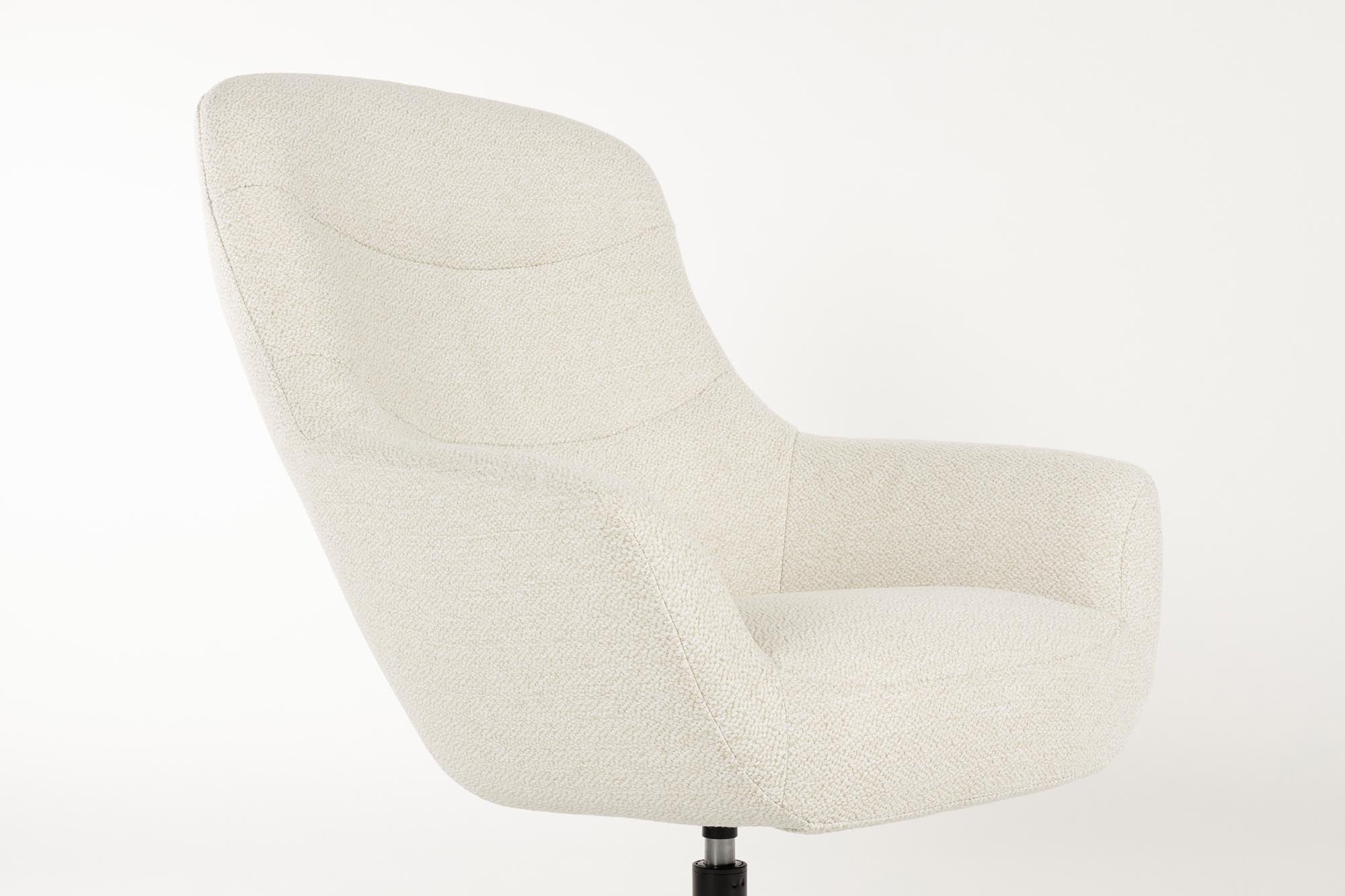 Entdecken Sie den Sessel Yuki von White Label Living: Ein zeitloses Design, das Komfort und Eleganz in jedes Zuhause bringt.