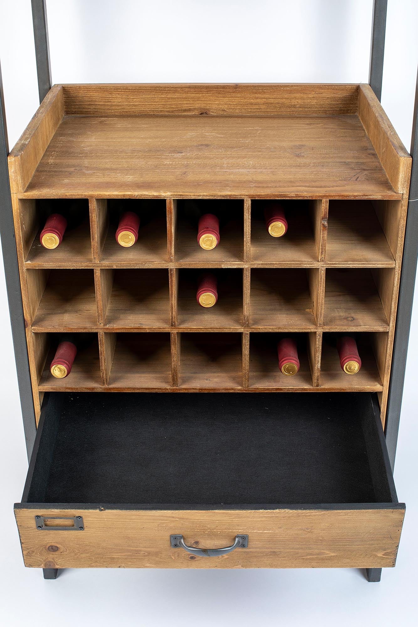 Cabinet EDGAR: Eleganter Stauraum für zeitgemässe Wohnräume.