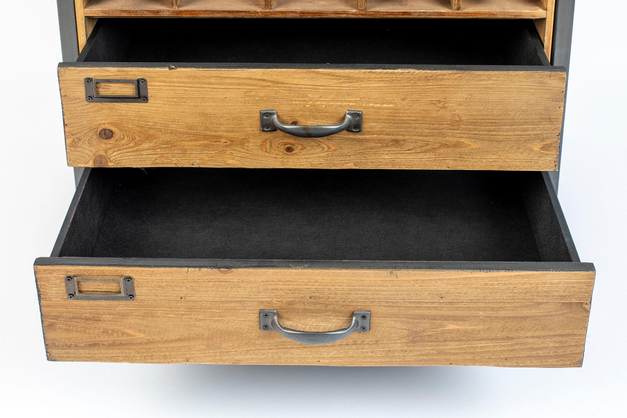 Cabinet EDGAR: Eleganz trifft Funktionalität mit geräumigen Fächern und zeitlosem Vintage-Charme.