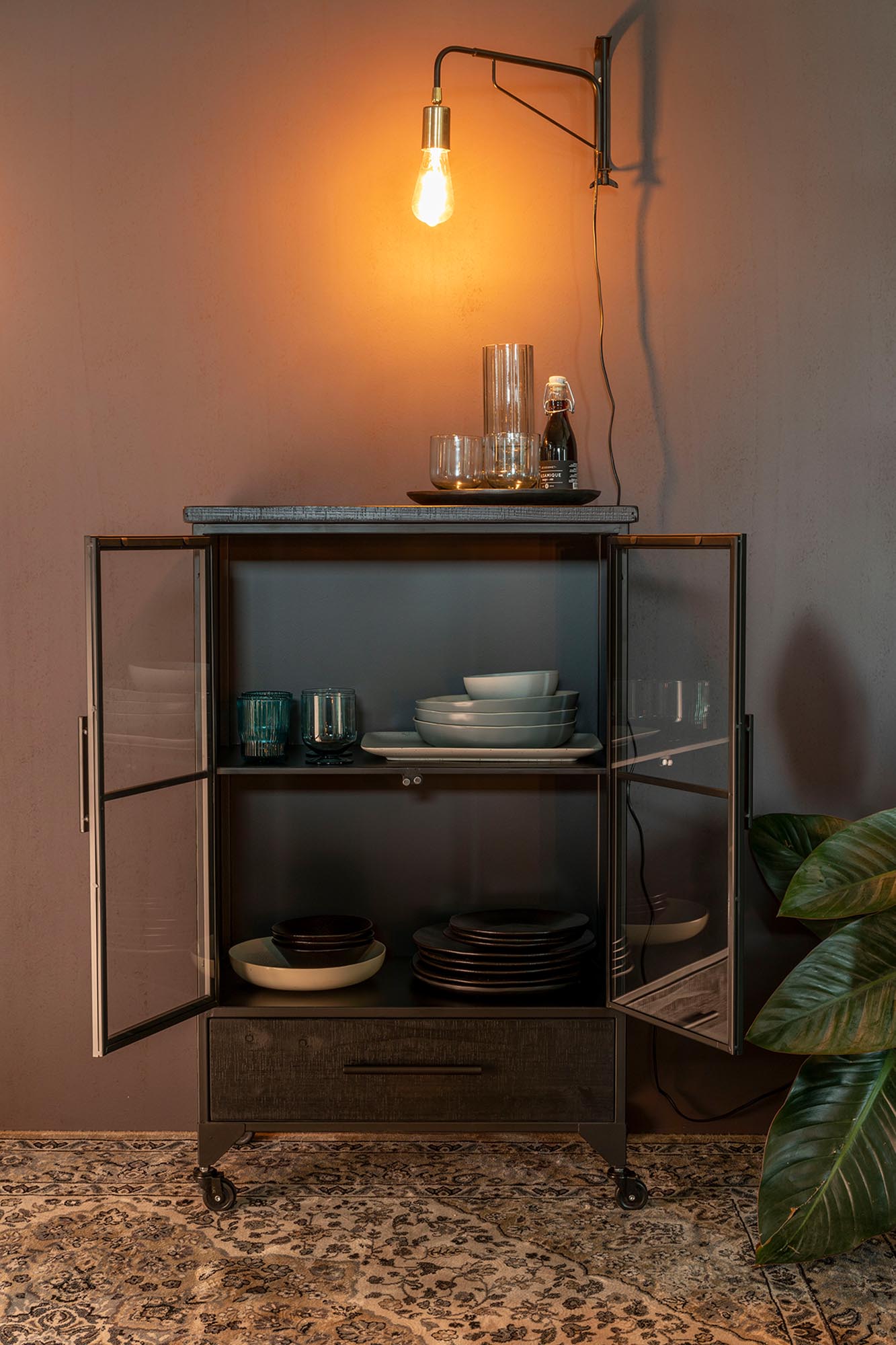 Das Cabinet FERRE von White Label Living vereint stilvolle Eleganz mit praktischem Stauraum und passt perfekt in jedes Zuhause.