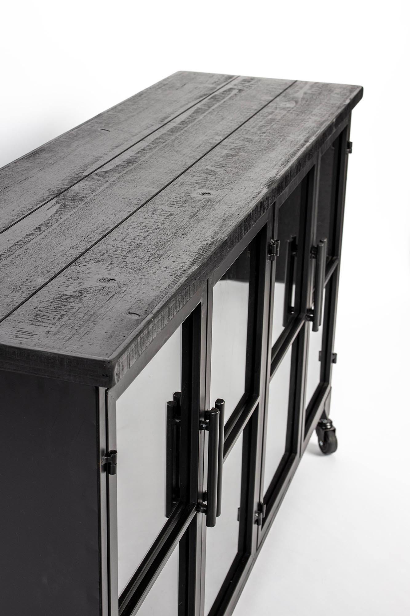 Das Cabinet FERRE von White Label Living bietet stilvollen Stauraum mit modernem Flair und praktischen Funktionen für Ihr Zuhause.