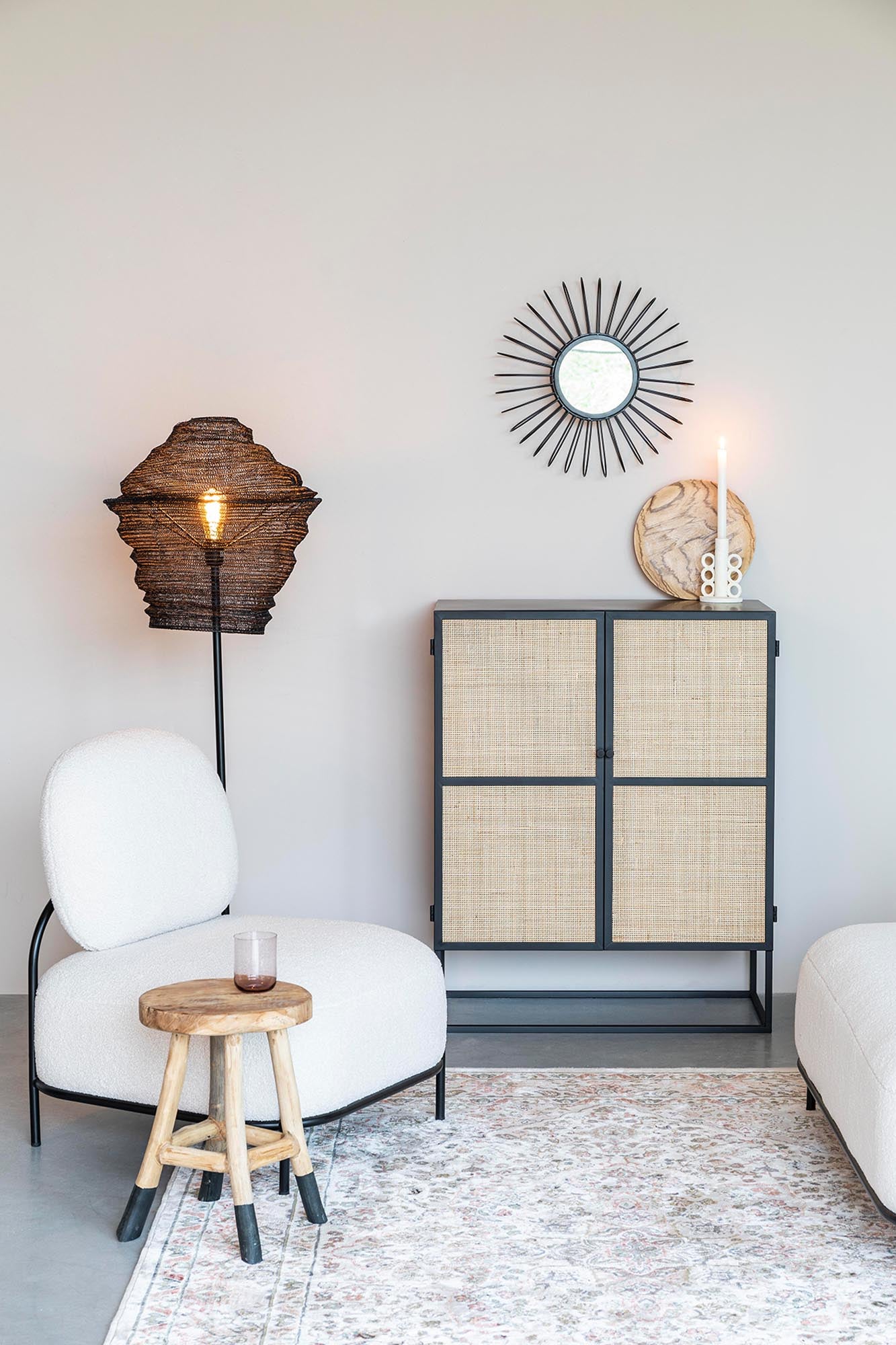 Modernes Guuji Cabinet Low, 2 Türen, von White Label Living.
